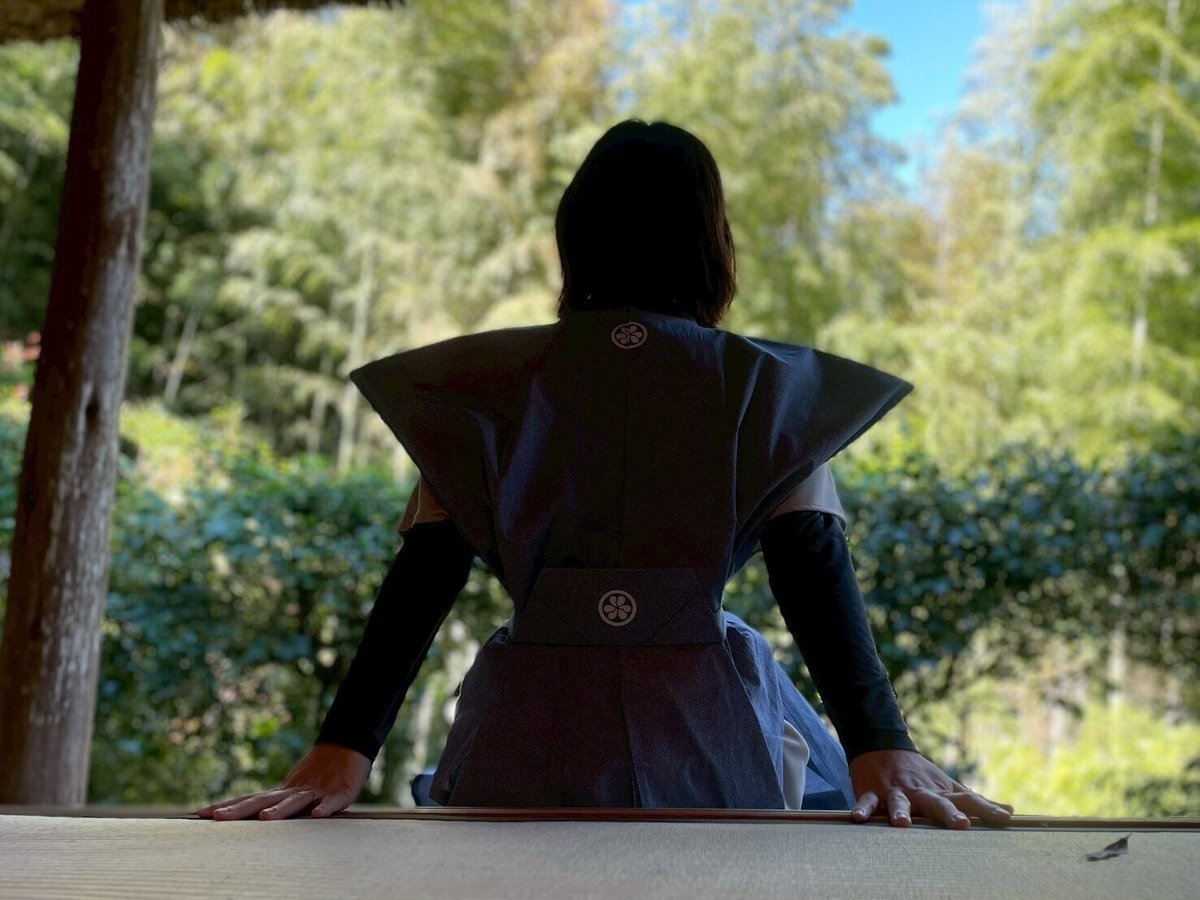 中岡慎太郎の裃レプリカを着た人の後ろ姿と、中岡慎太郎生家から見た庭。