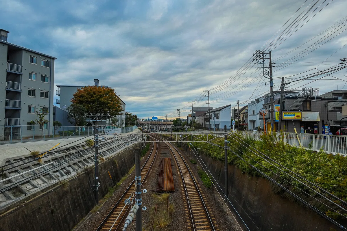 【写真】陸橋付近から2025.11京成津田沼駅付近|山田寛丈