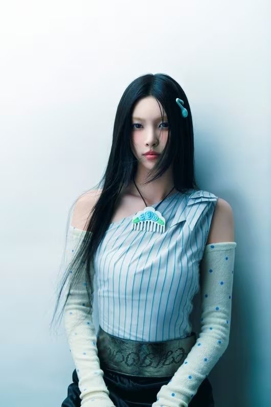 ILLIT アイリット NOT CUTE ANYMORE フーディ M アイリット（ILLIT）新シングル「NOT CUTE ANYMORE」コンセプトフォト