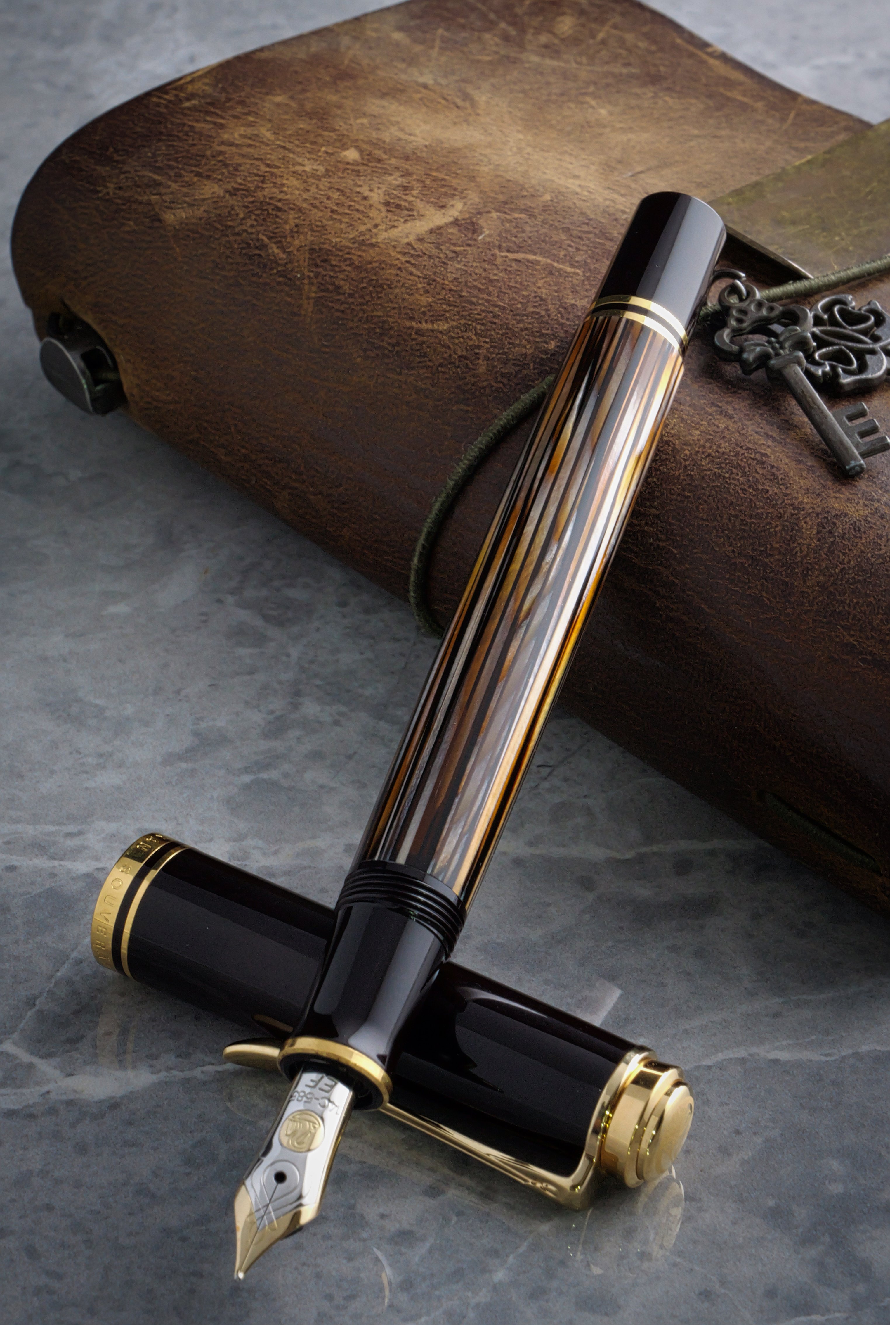 琥珀に揺れる静謐の輝き：Pelikan Souverän M400 Tortoiseshell-Brown