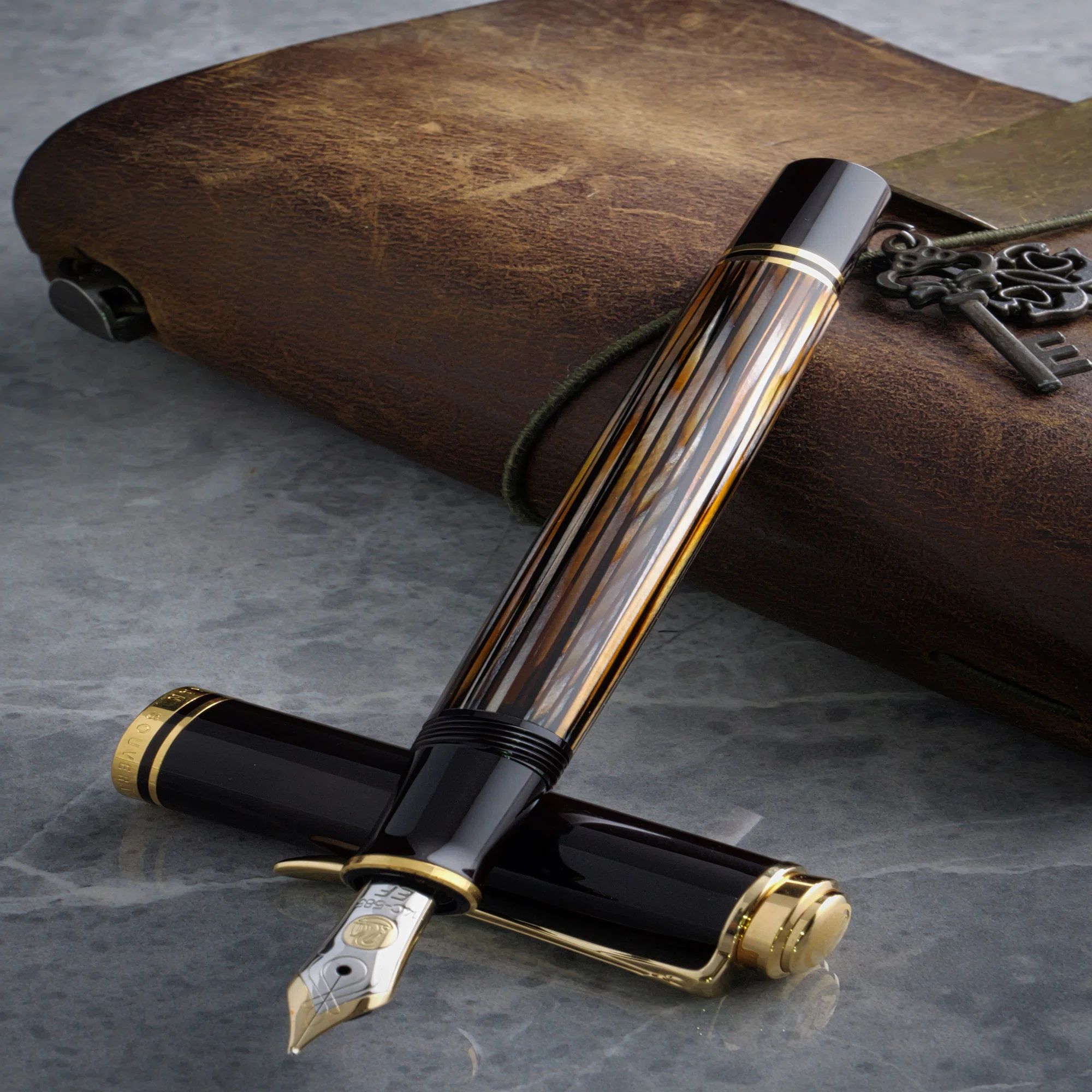 琥珀に揺れる静謐の輝き：Pelikan Souverän M400 Tortoiseshell-Brown 