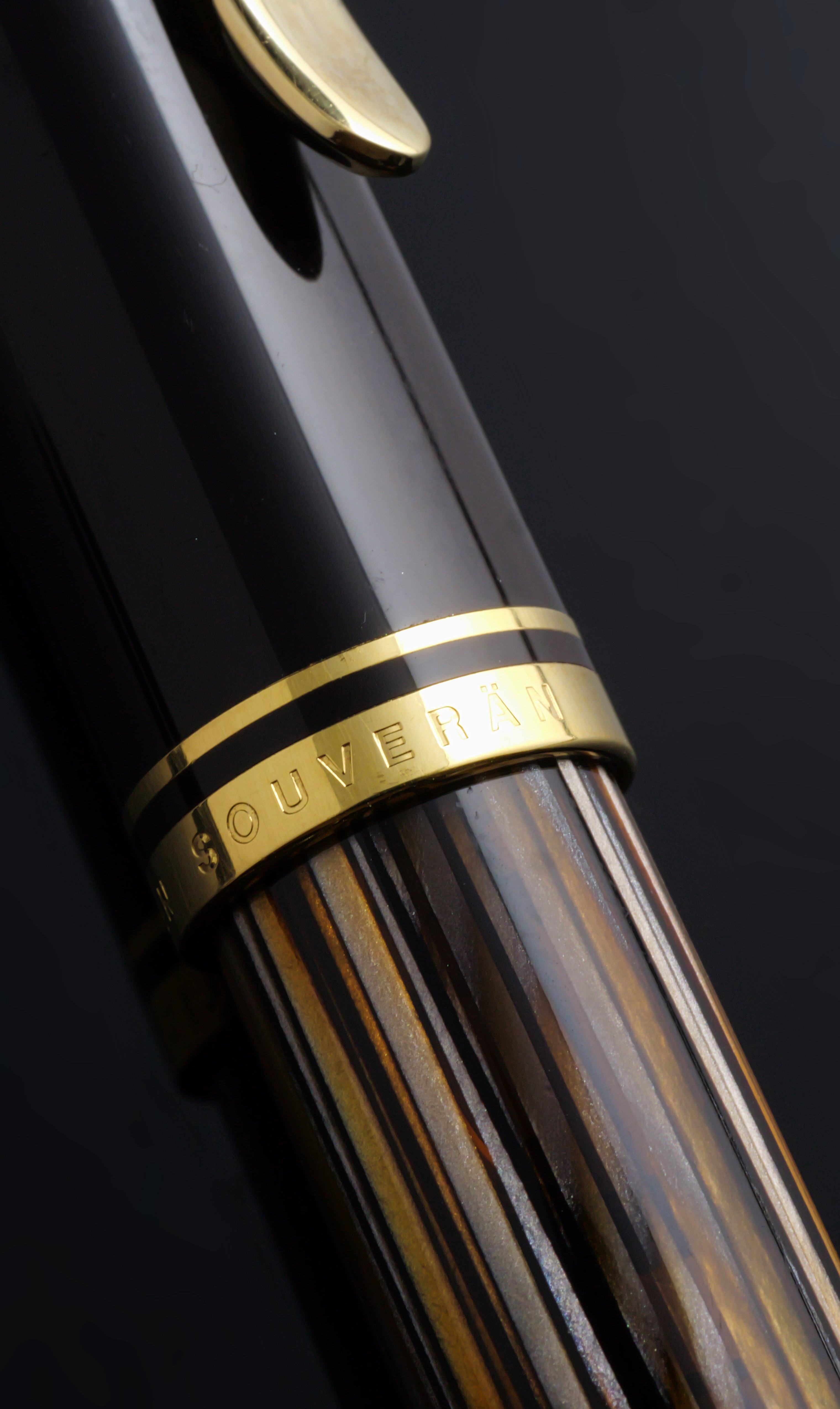 琥珀に揺れる静謐の輝き：Pelikan Souverän M400 Tortoiseshell-Brown