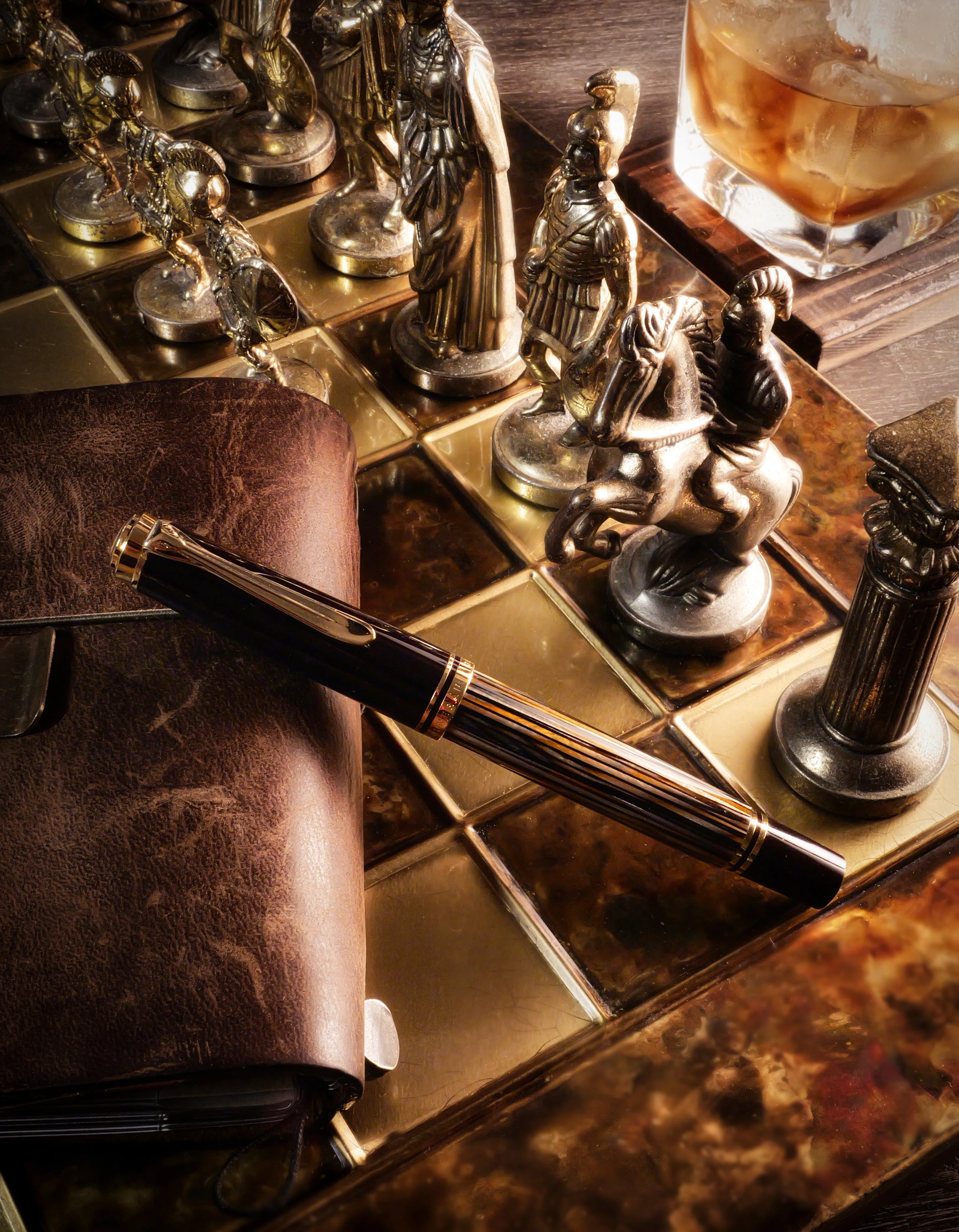 琥珀に揺れる静謐の輝き：Pelikan Souverän M400 Tortoiseshell-Brown