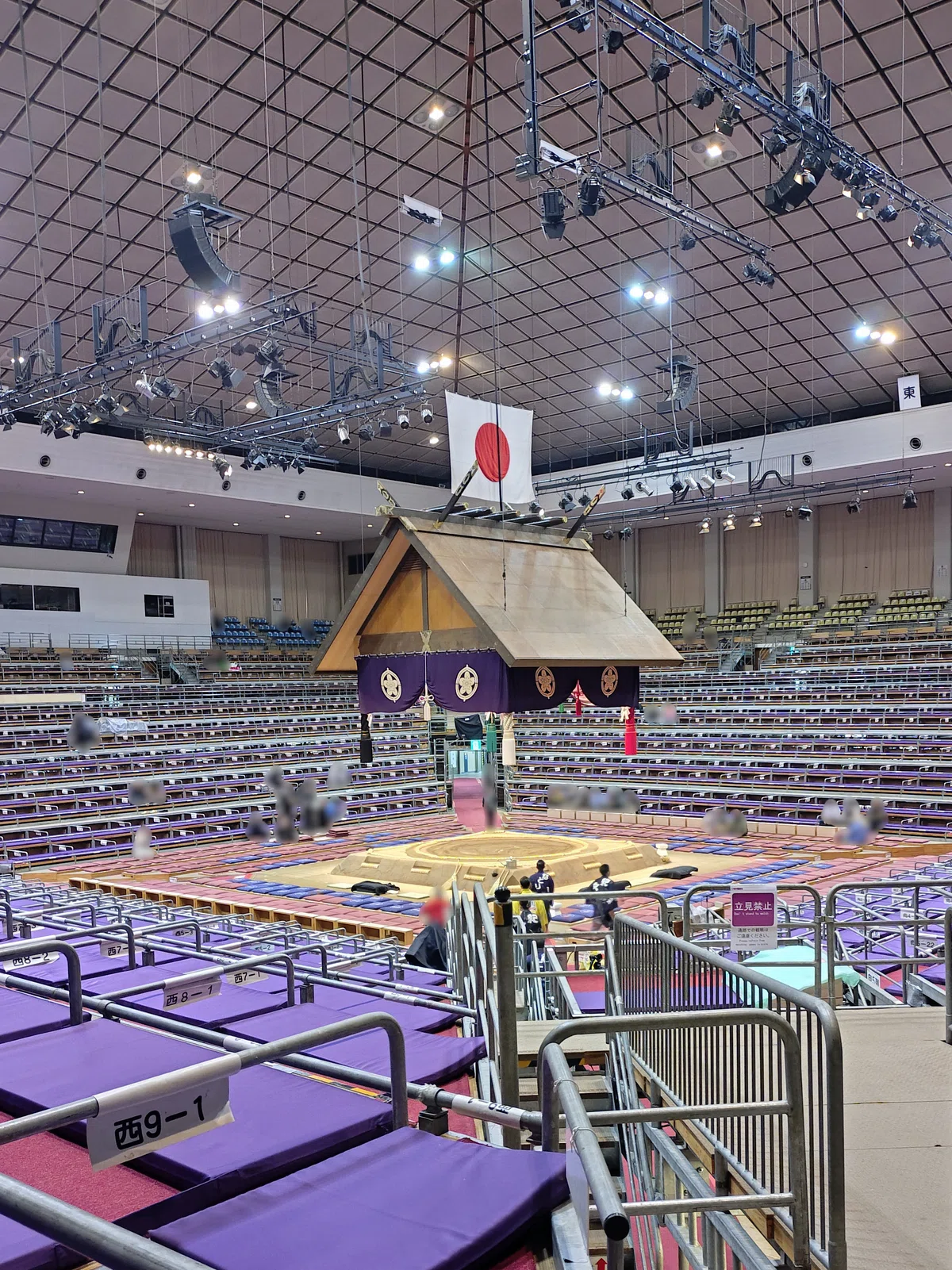 開場すぐの国際センター内の画像。