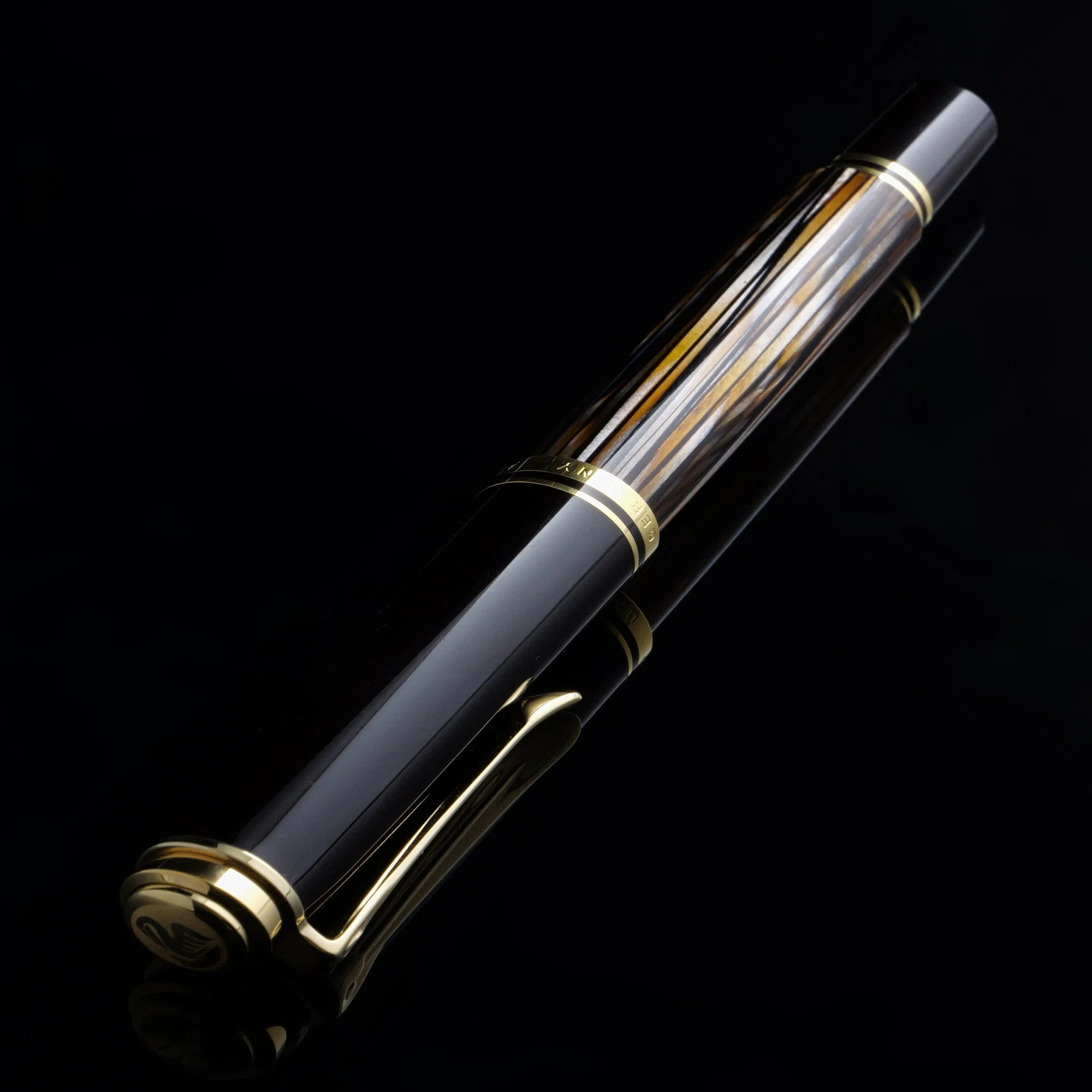 琥珀に揺れる静謐の輝き：Pelikan Souverän M400 Tortoiseshell-Brown 