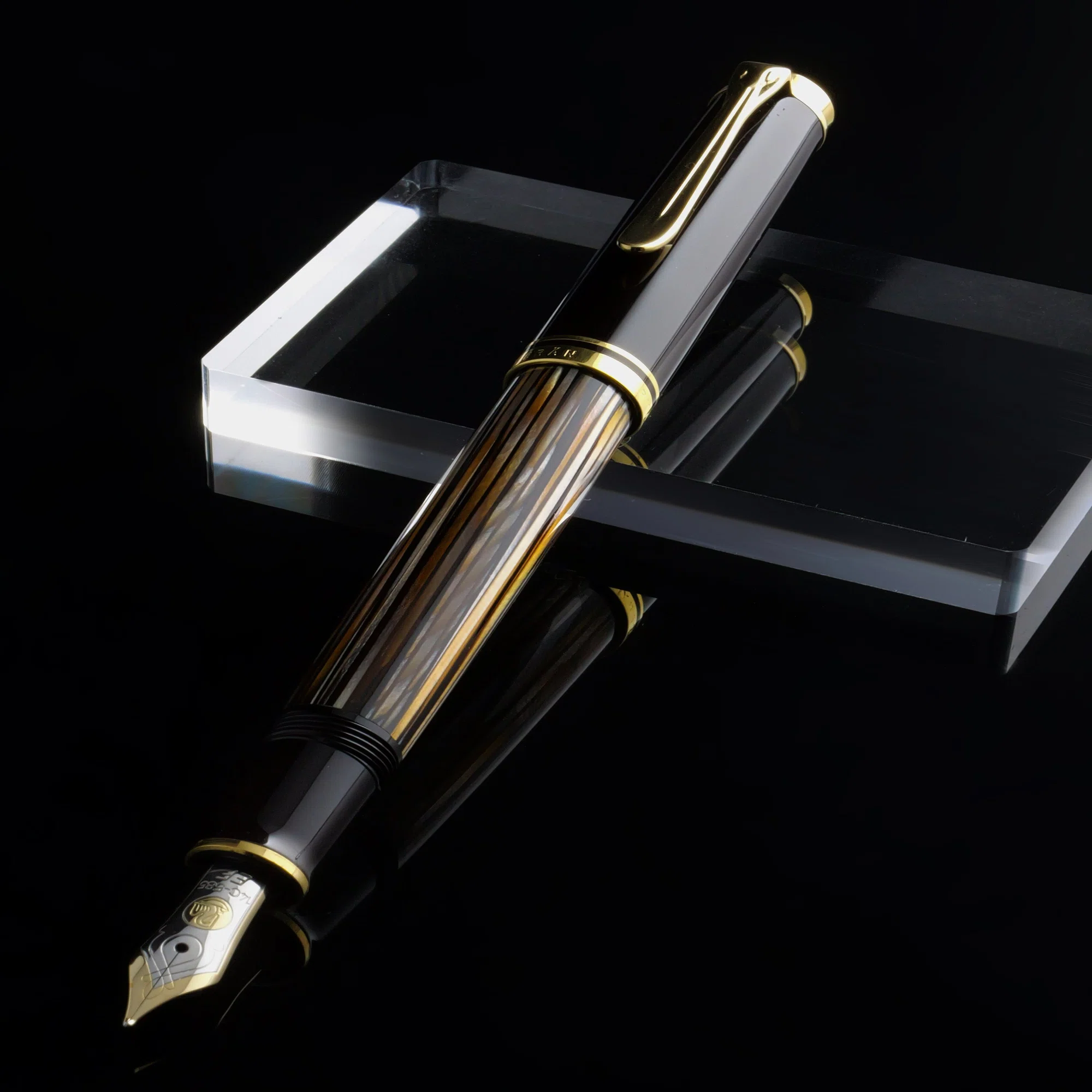 琥珀に揺れる静謐の輝き：Pelikan Souverän M400 Tortoiseshell-Brown 