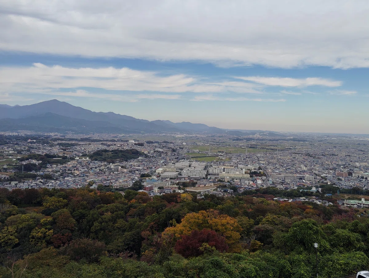 【写真 8ぶんの4】湘南平の北側に広がる街と丹沢大山の写真