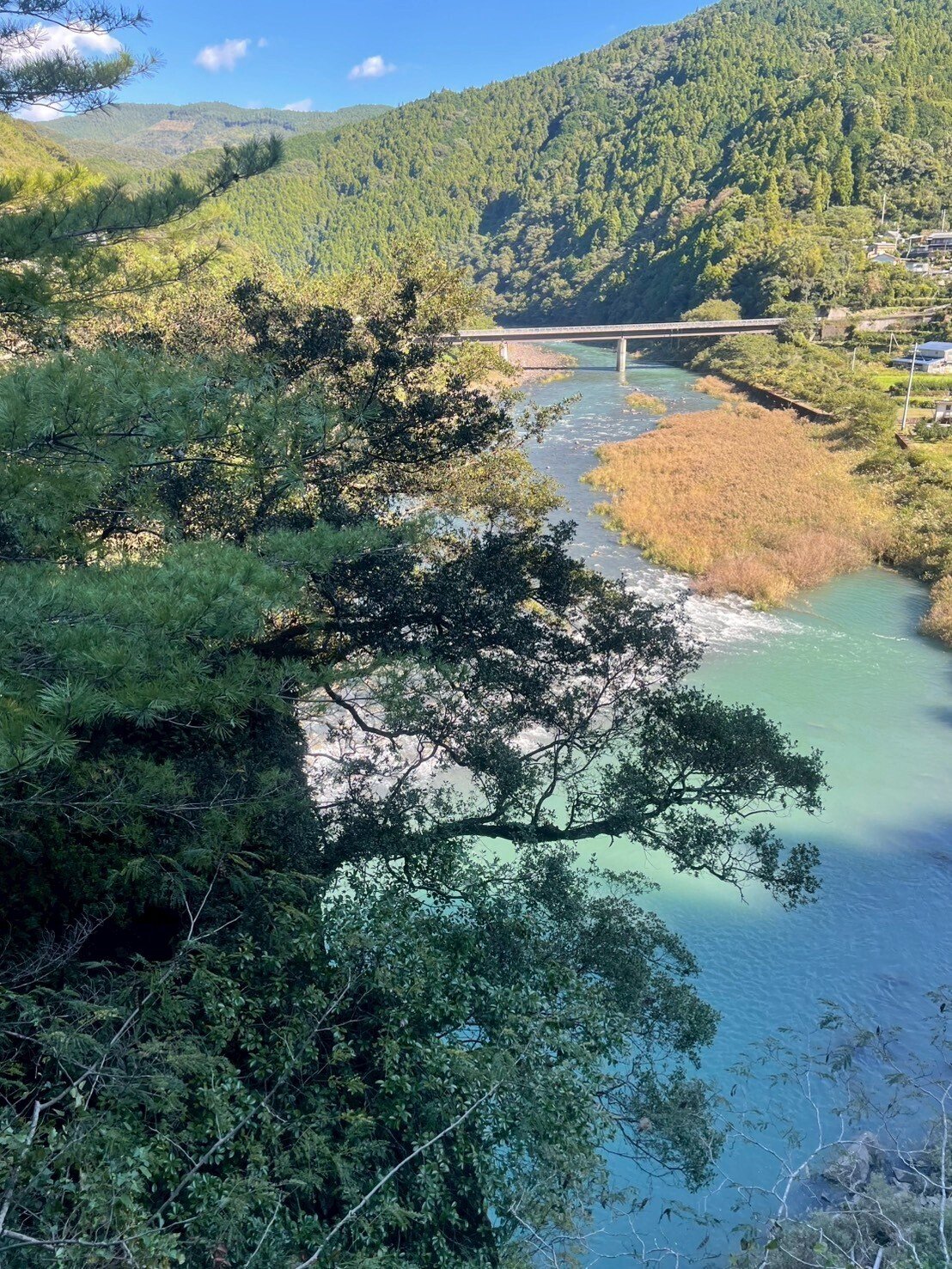 高知県北川村。中岡慎太郎が飛び込んだという伝説のある巻の淵と奈半利川の風景写真
