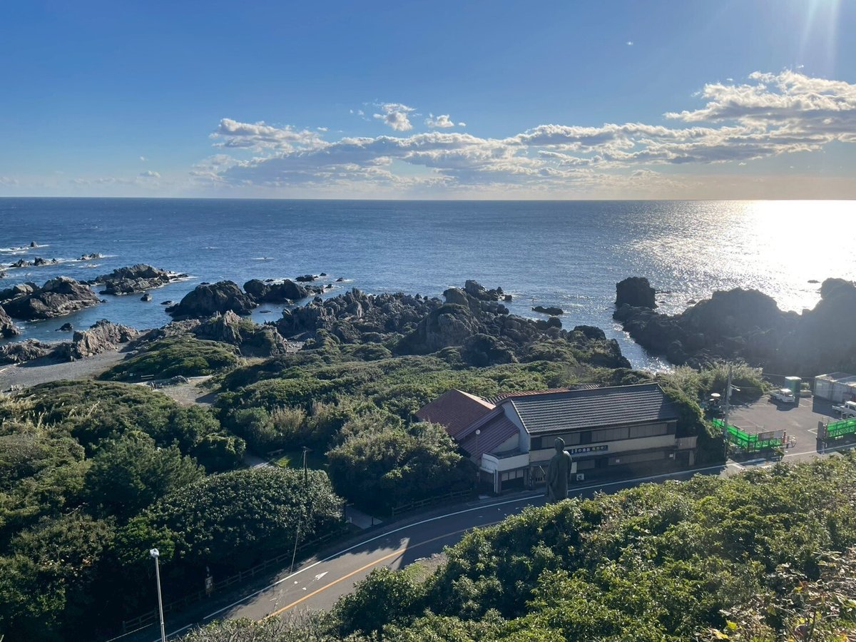 展望台から映した室戸岬の風景写真。中央のやや右に中岡慎太郎像が写っている