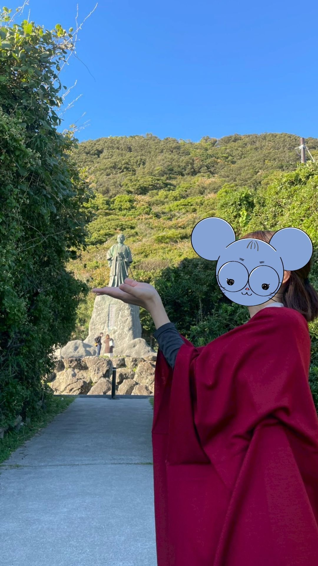 遠近法を使って、中岡慎太郎像を手乗りにしている風の写真