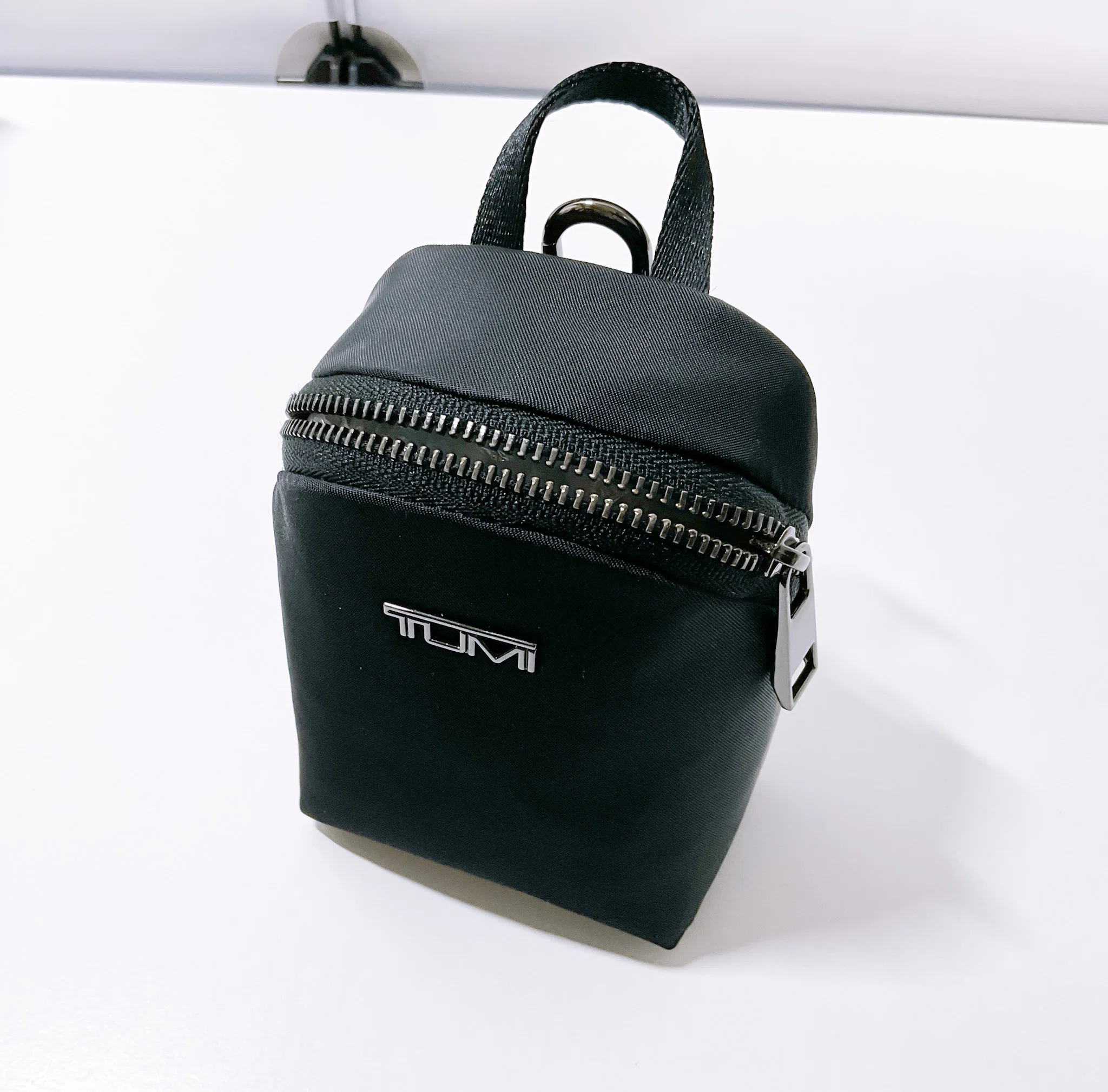 A6サイズの小型ポーチ】TUMI「チャーム・ポーチ」レビュー【ファスナー