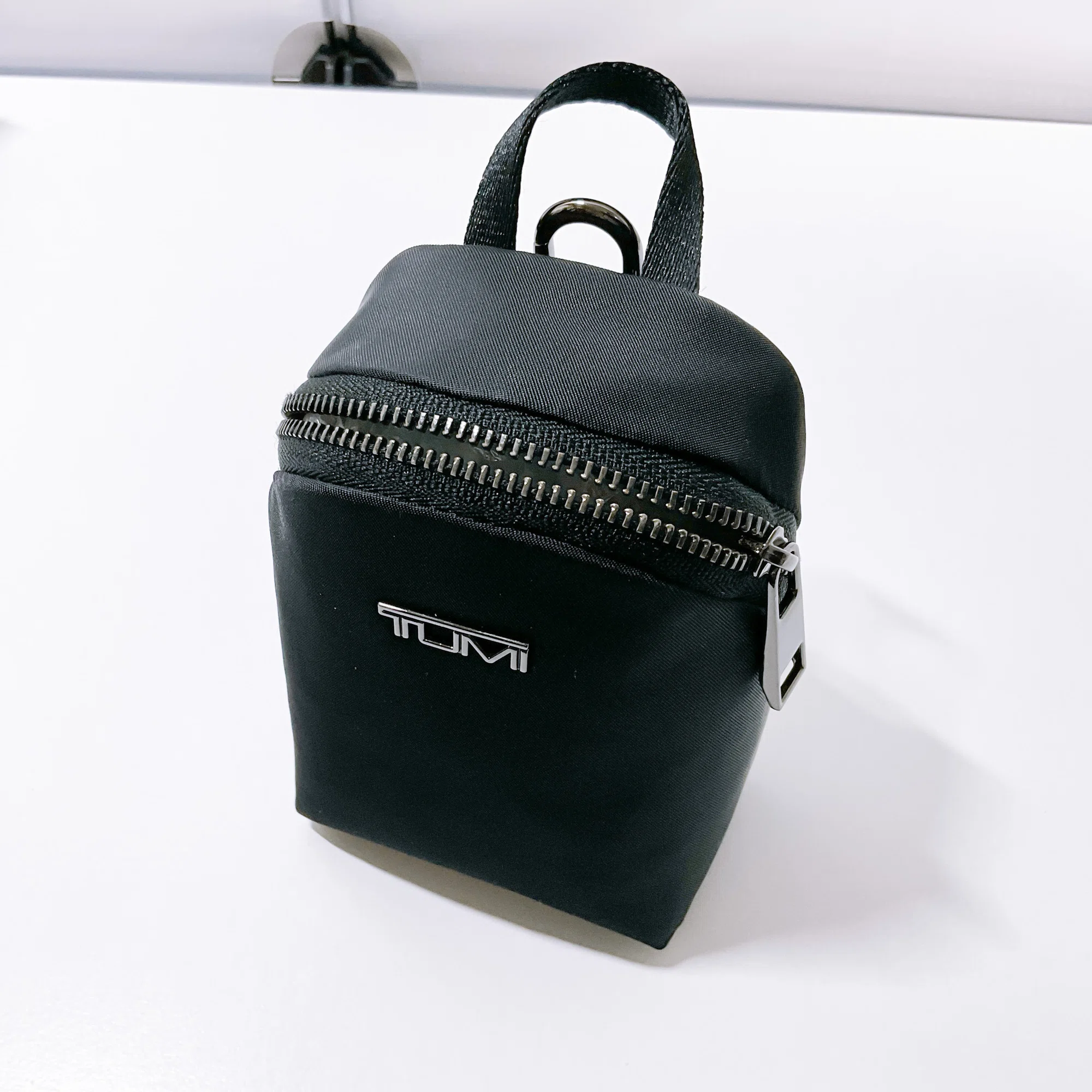 A6サイズの小型ポーチ】TUMI「チャーム・ポーチ」レビュー【ファスナー 