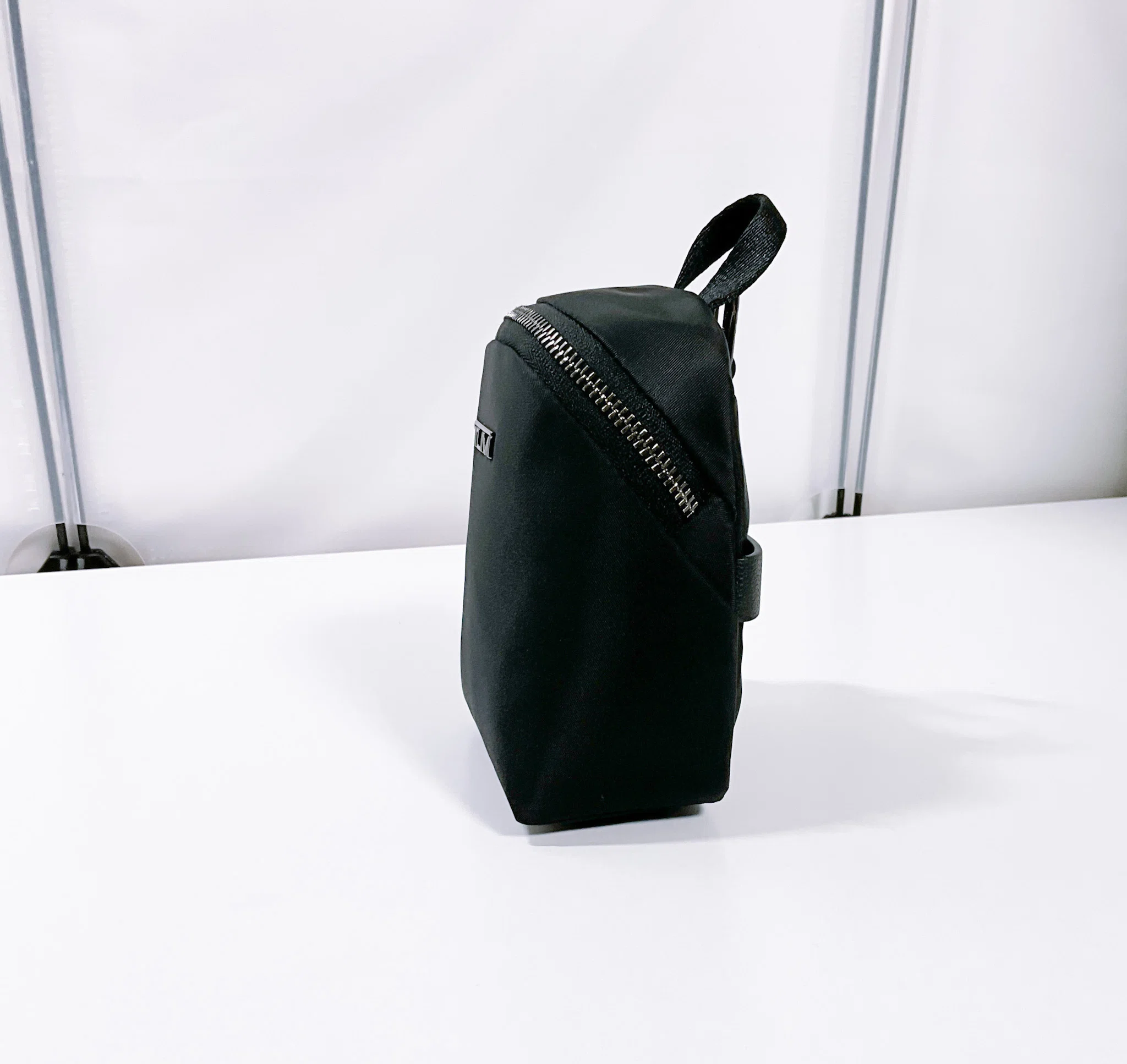 A6サイズの小型ポーチ】TUMI「チャーム・ポーチ」レビュー【ファスナー