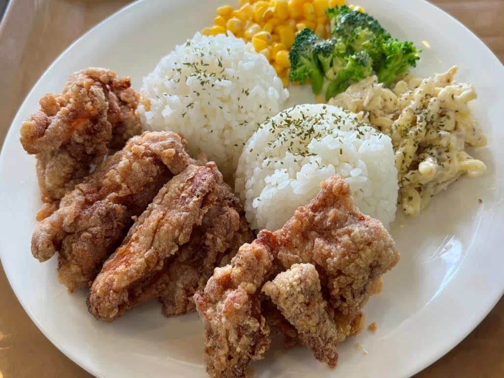 【写真 8ぶんの2】白いプレートに盛られたモチコチキンの写真