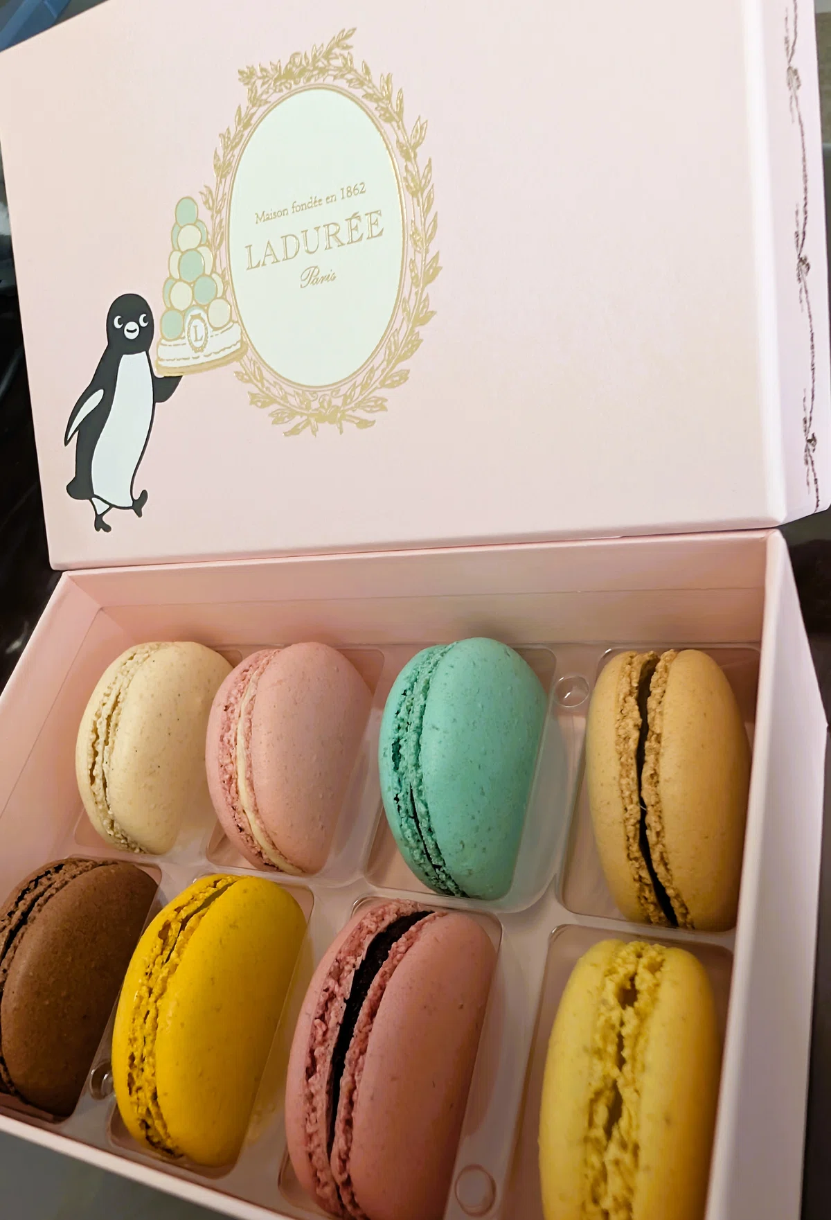 『Suicaのペンギン』美味しそうなマカロンを持ってる♡こうしたコラボは、珍しいらしい…