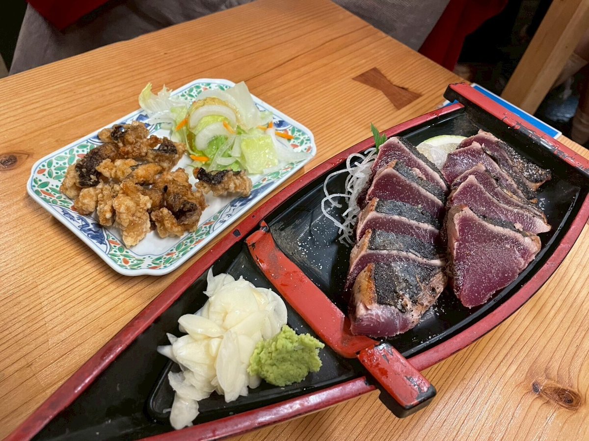 鰹のタタキ(塩)とうつぼの唐揚げの写真。