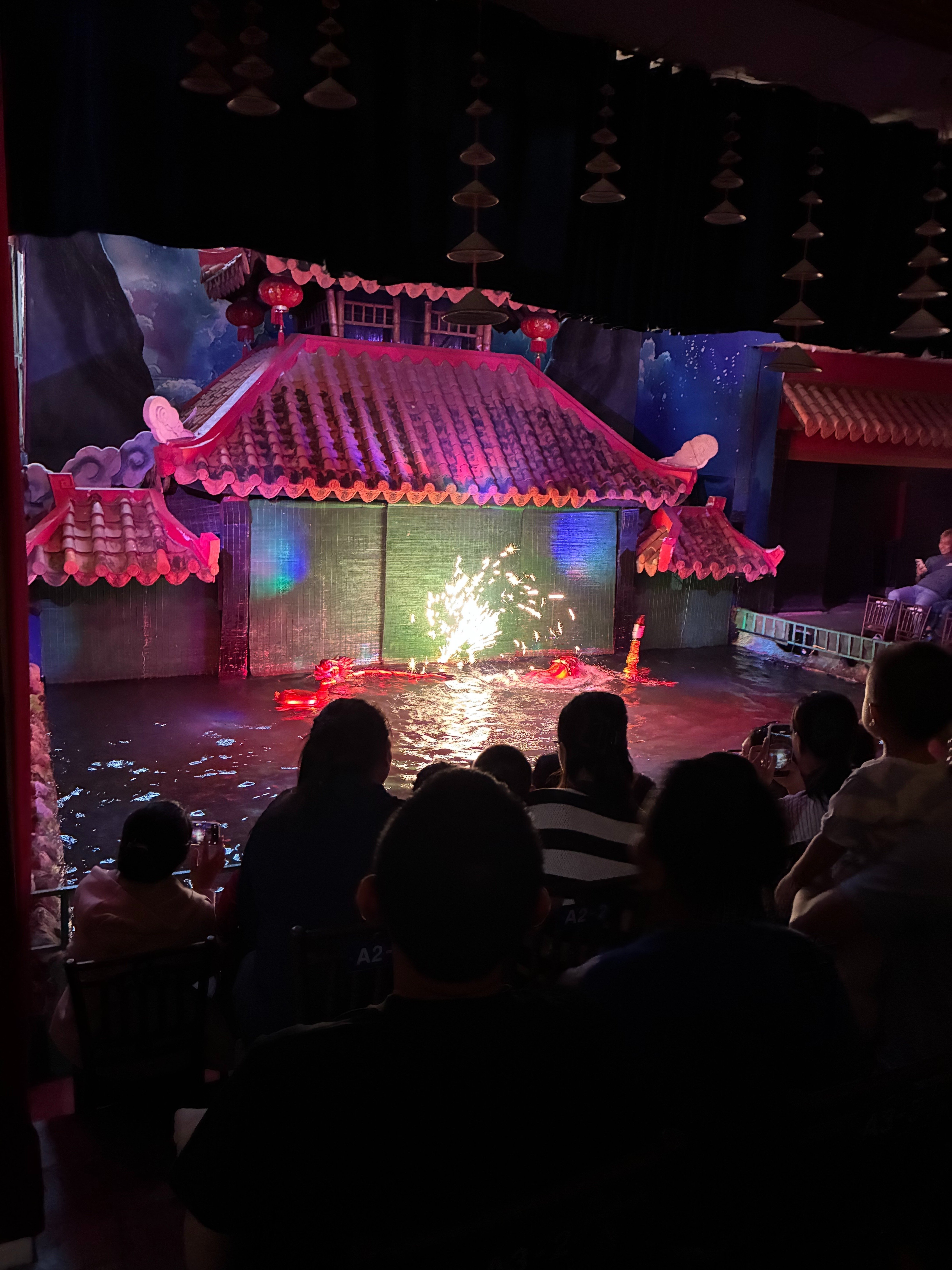 ベトナム、ホーチミン製・祭壇人形2体と蝋燭立て ベトナム、ホーチミン製・祭壇人形2体と蝋燭立て