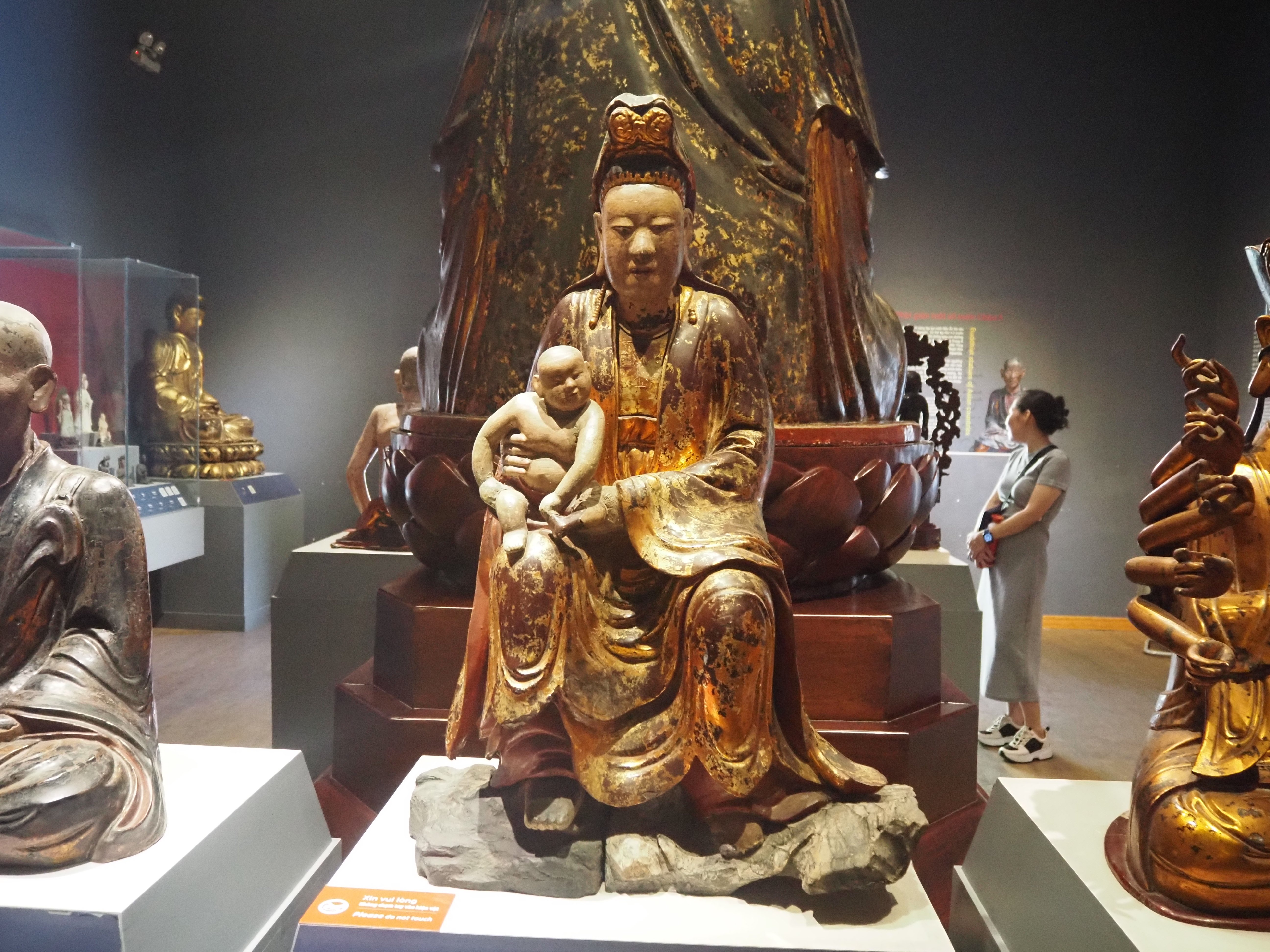 ベトナム、ホーチミン製・祭壇人形2体と蝋燭立て ベトナム、ホーチミン製・祭壇人形2体と蝋燭立て