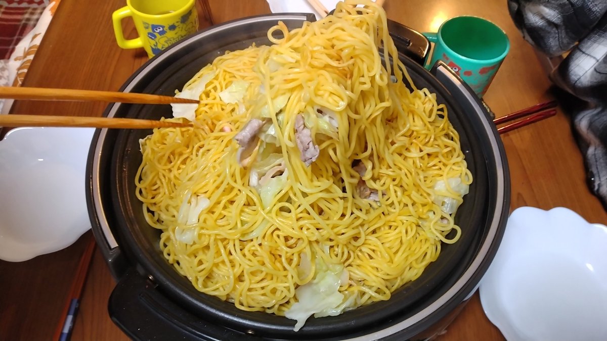 焼きそばをホットプレートで炒めています