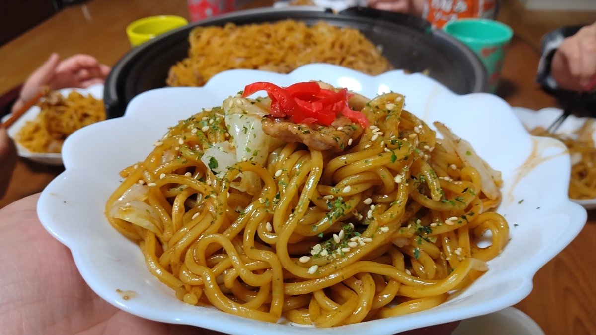 焼きそばが皿に盛られています