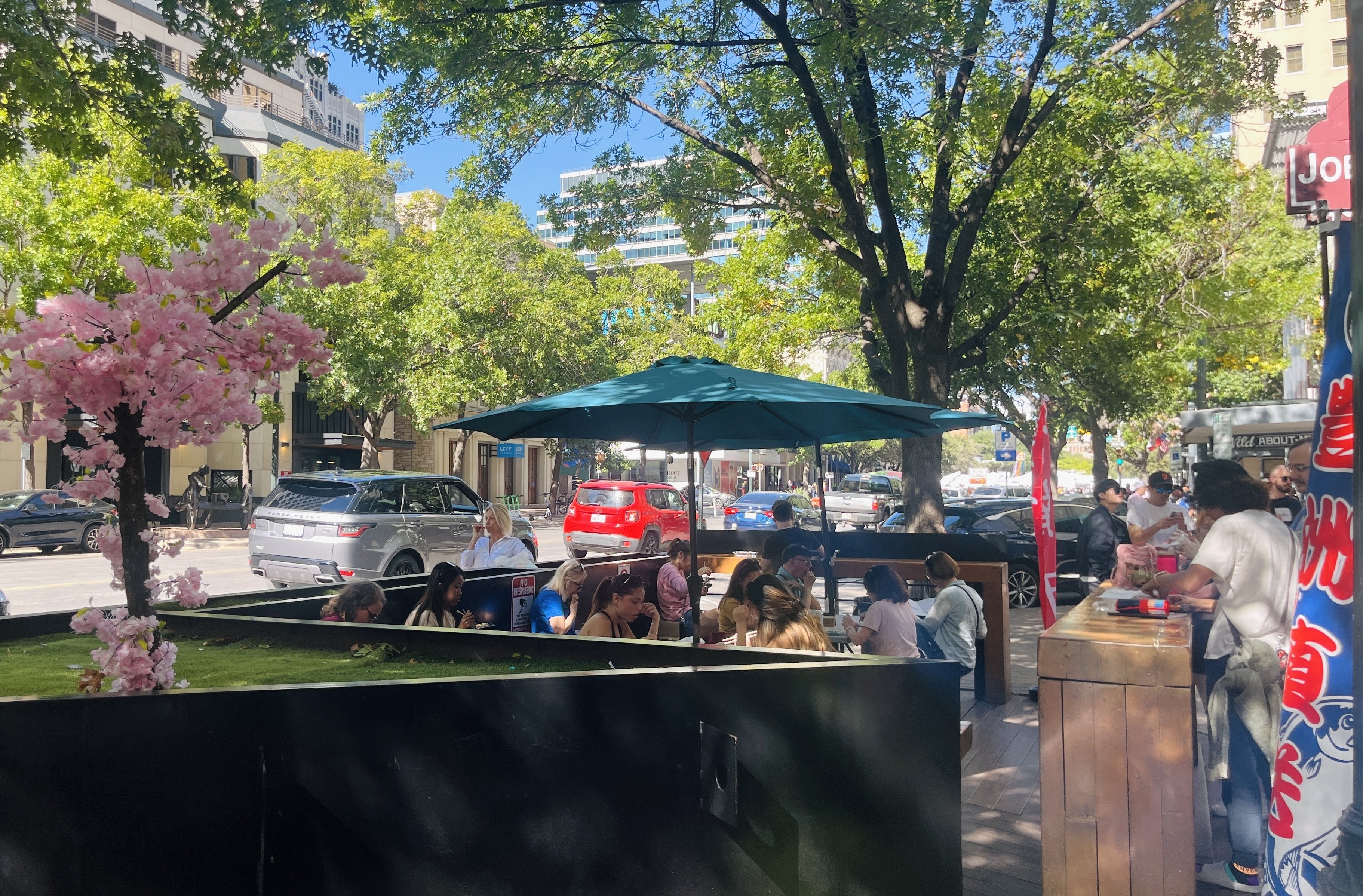 Outdoor eat-in space