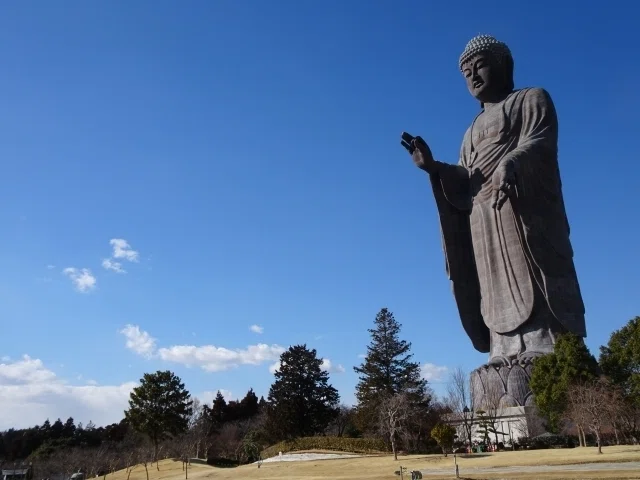 0560 奈良の大仏が手の平に乗る、日本一120m「牛久大仏」（茨城県