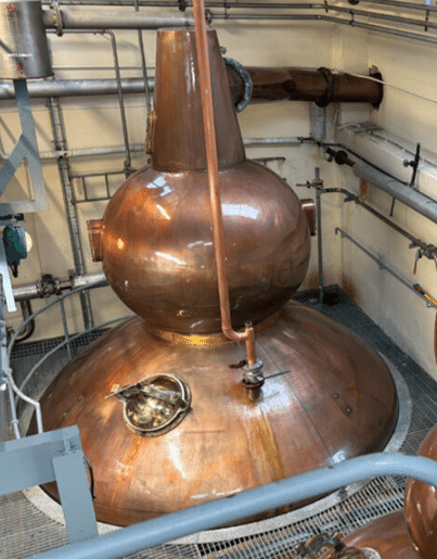 変わった形のポットスチル「先っぽが曲がっちゃっているぜ