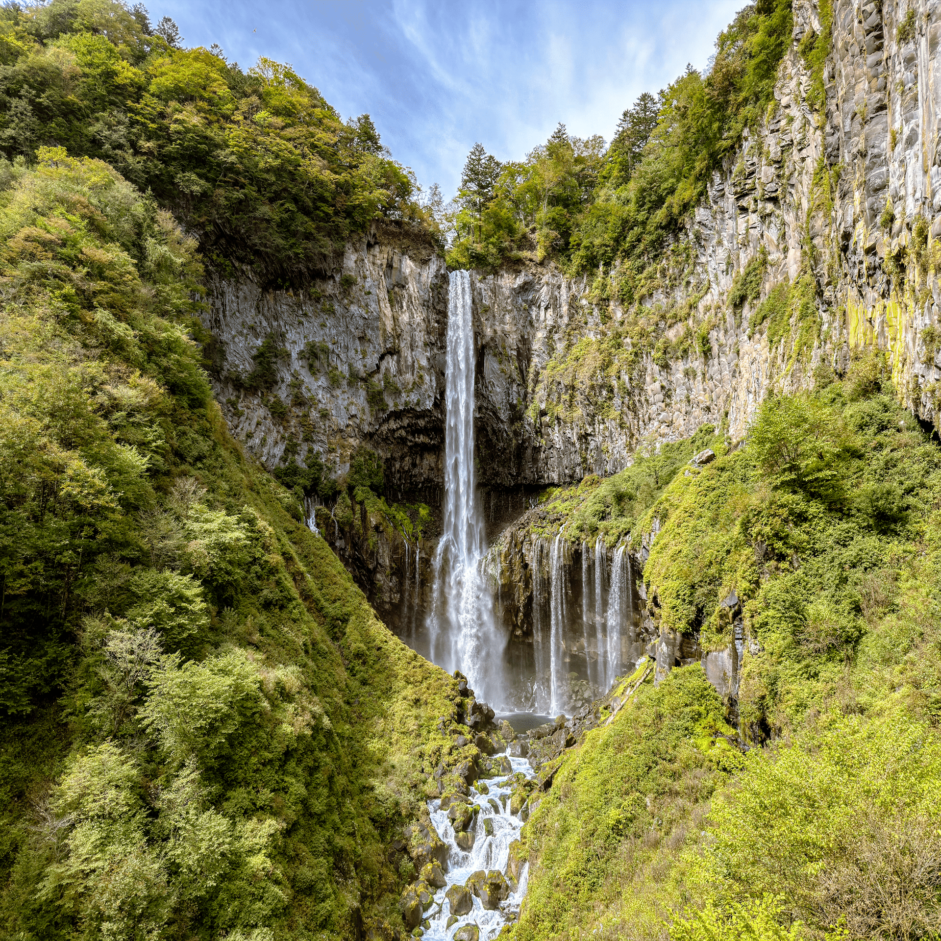 華厳の滝エレベーターで観瀑台から滝を眺める ／ 日光・鬼怒川ひとり旅