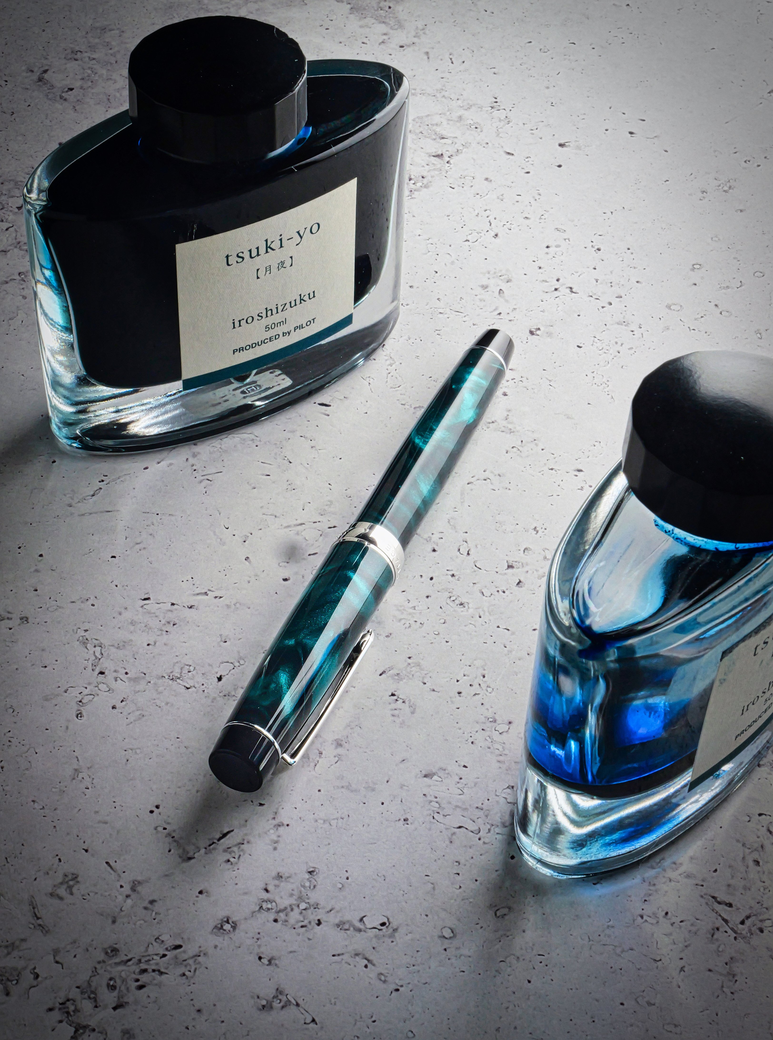 思索の底にゆっくり灯る青：色彩雫「月夜」｜Hideo Takehara