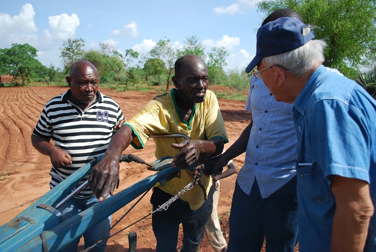 Hand Tacter Improving Agricultural Production Efficiency in Africa - Towards the ...