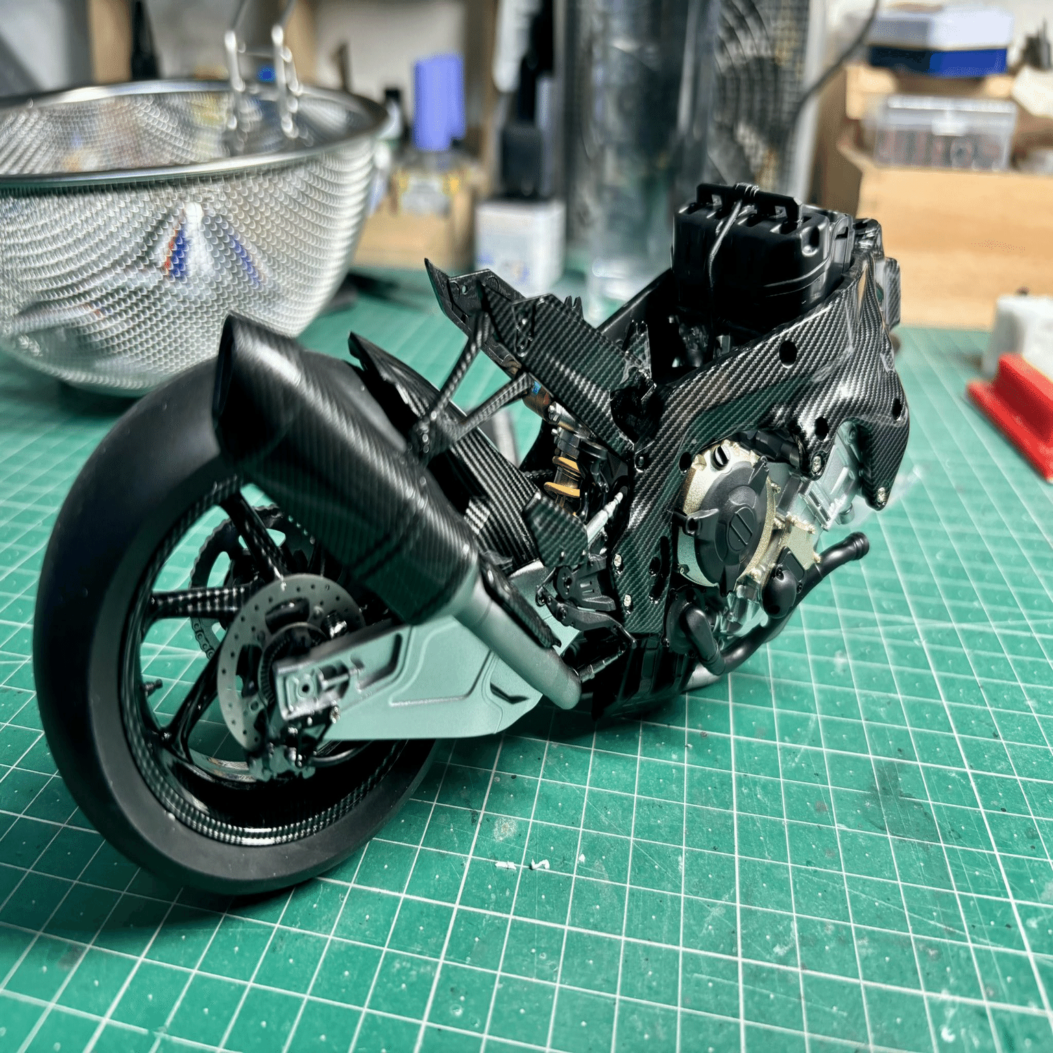モンモデル 1/9 BMW HP4 RACE 組み立てるだけの贅沢、塗装済み