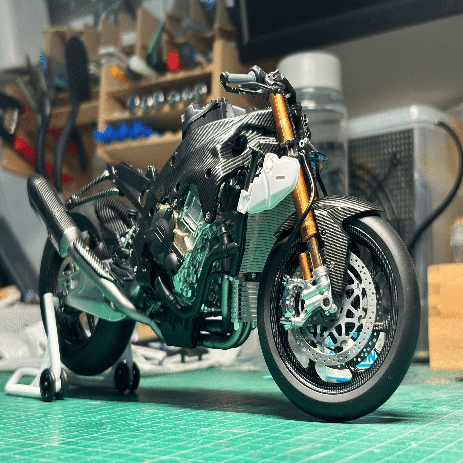 モンモデル 1/9 BMW HP4 RACE 組み立てるだけの贅沢、塗装済み