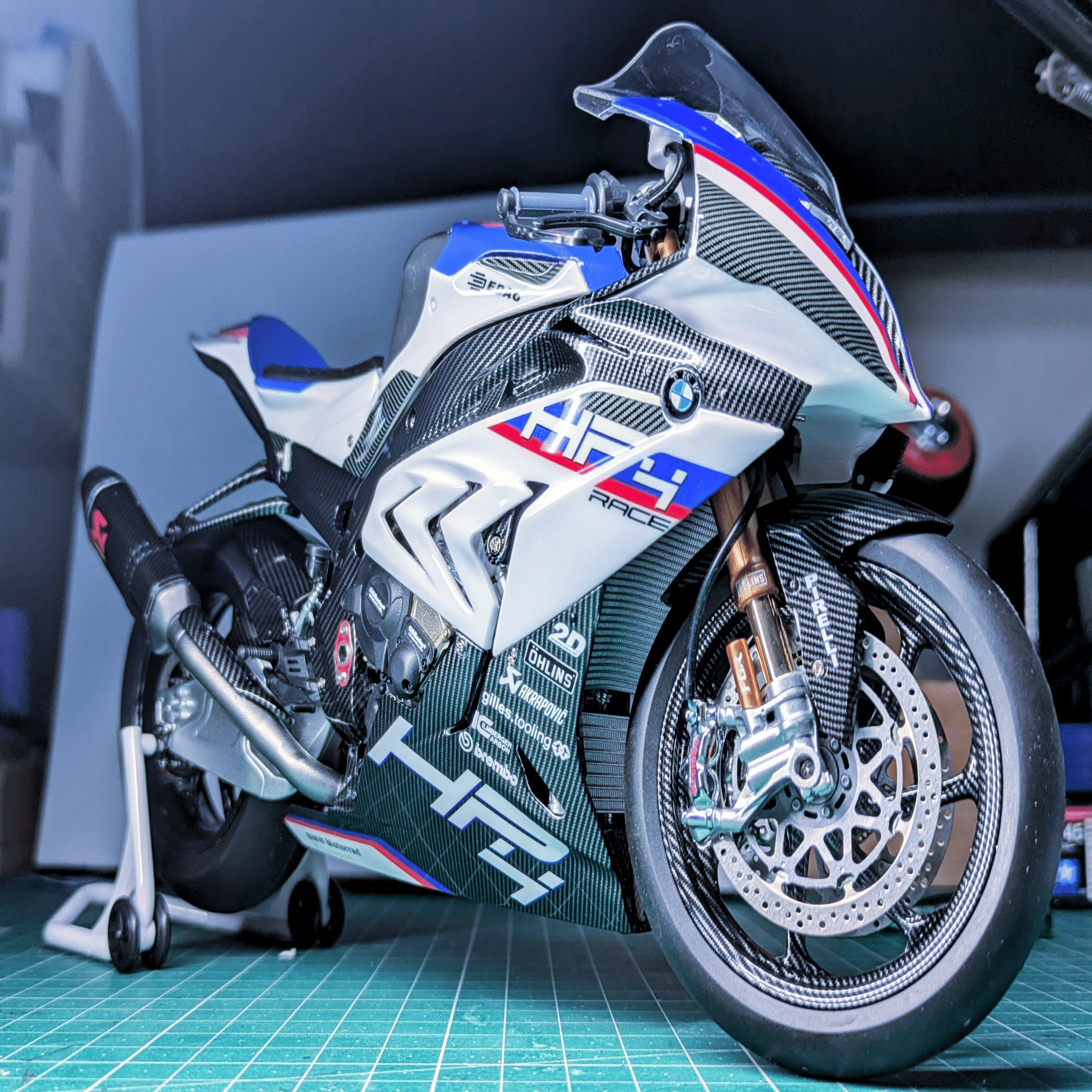 モンモデル 1/9 BMW HP4 RACE 組み立てるだけの贅沢、塗装済み