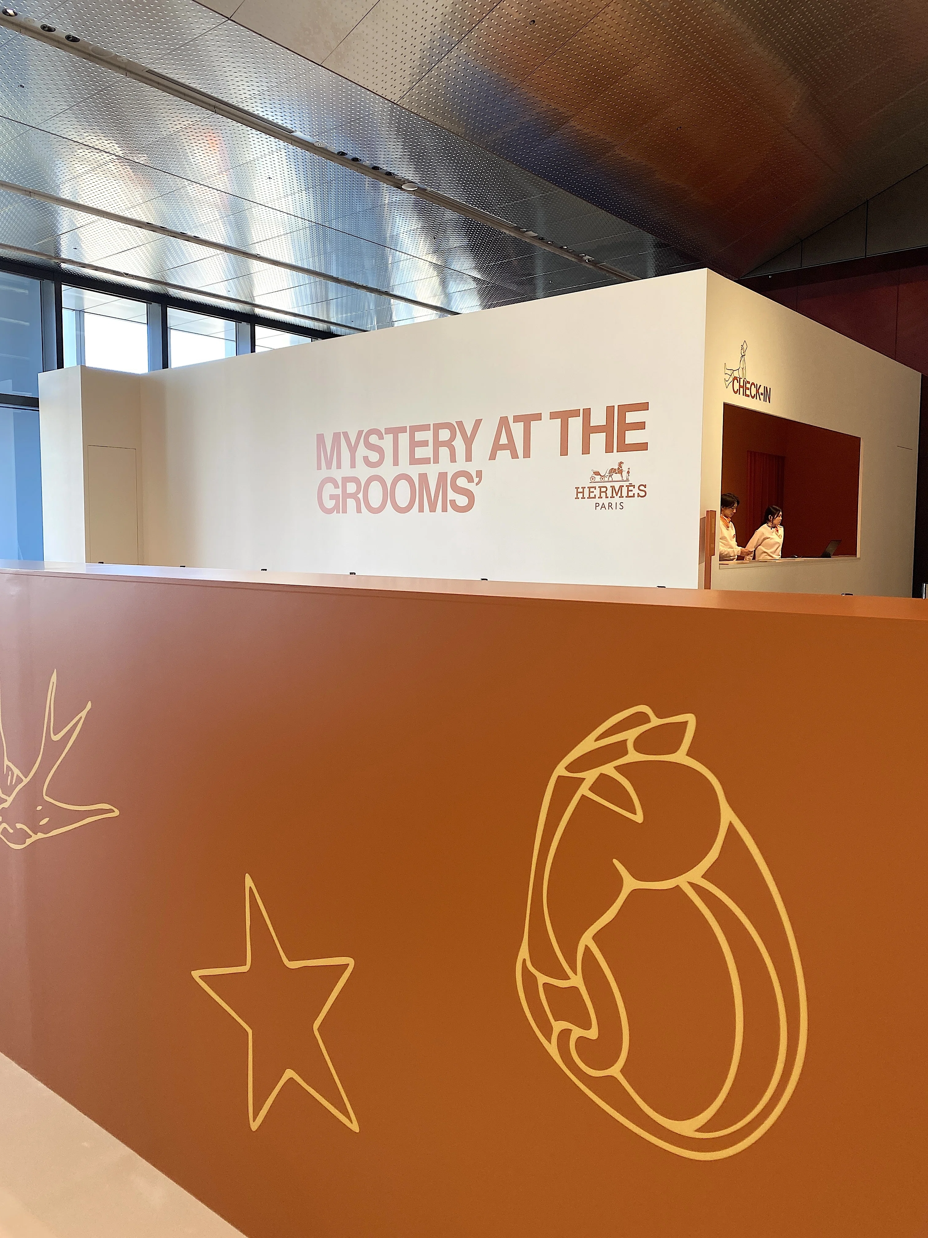 11月はグルーム（馬丁）と一緒に馬探し。「Mystery at the Grooms