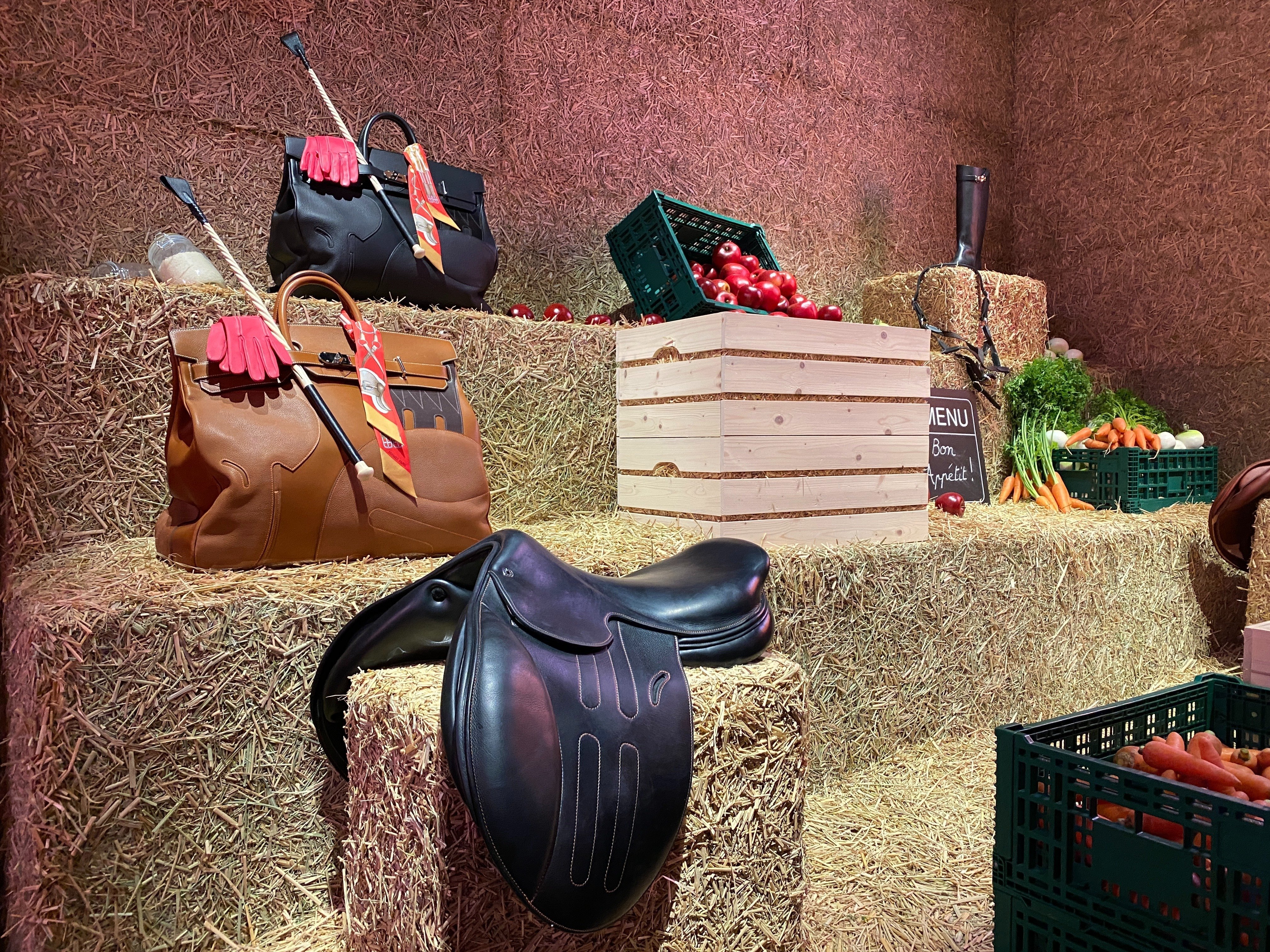 11月はグルーム（馬丁）と一緒に馬探し。「Mystery at the Grooms