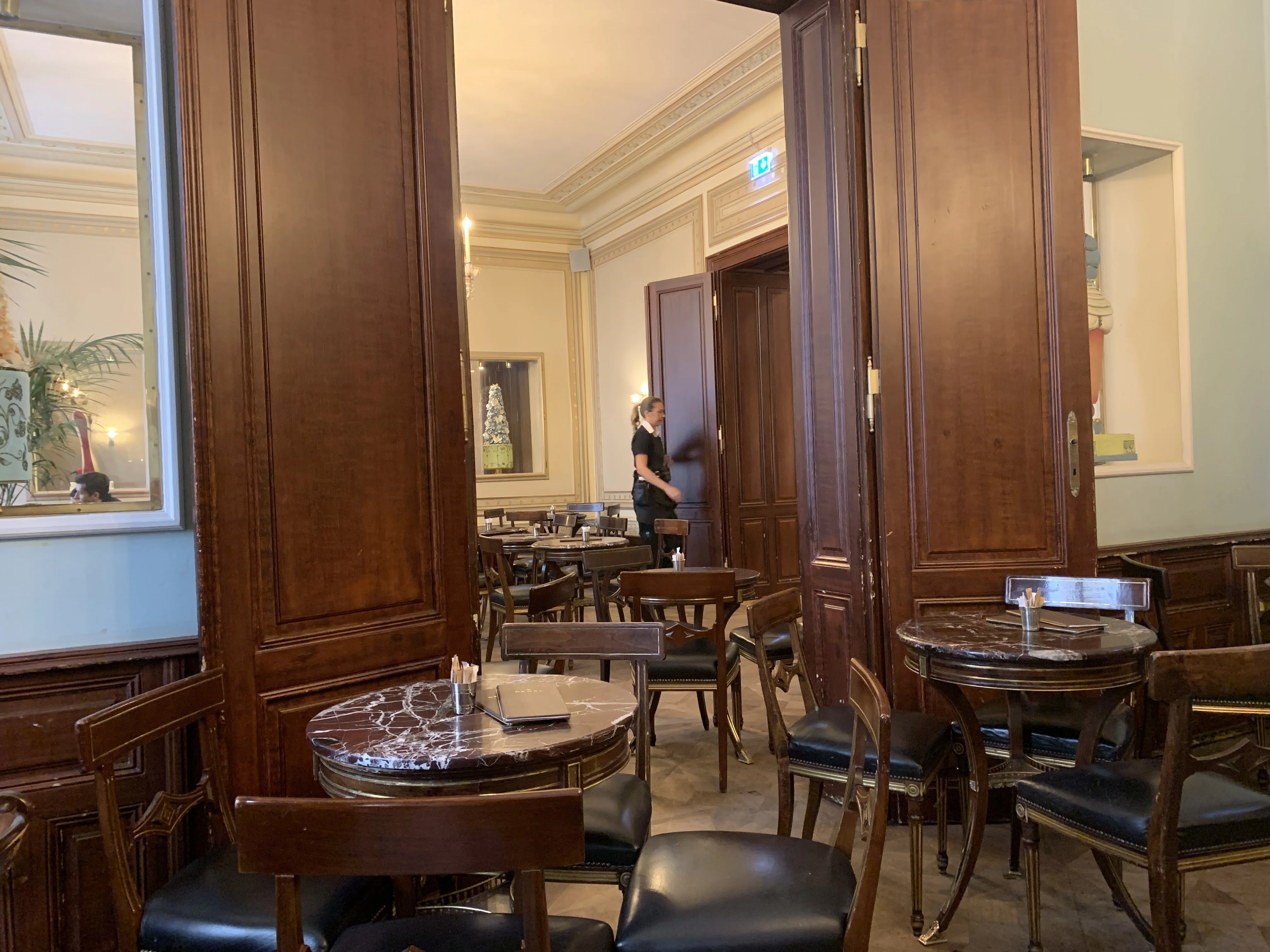 [Vienna Solo Trip 10] Enjoying Authentic Sachertorte at Demel｜永遠のお花畑
