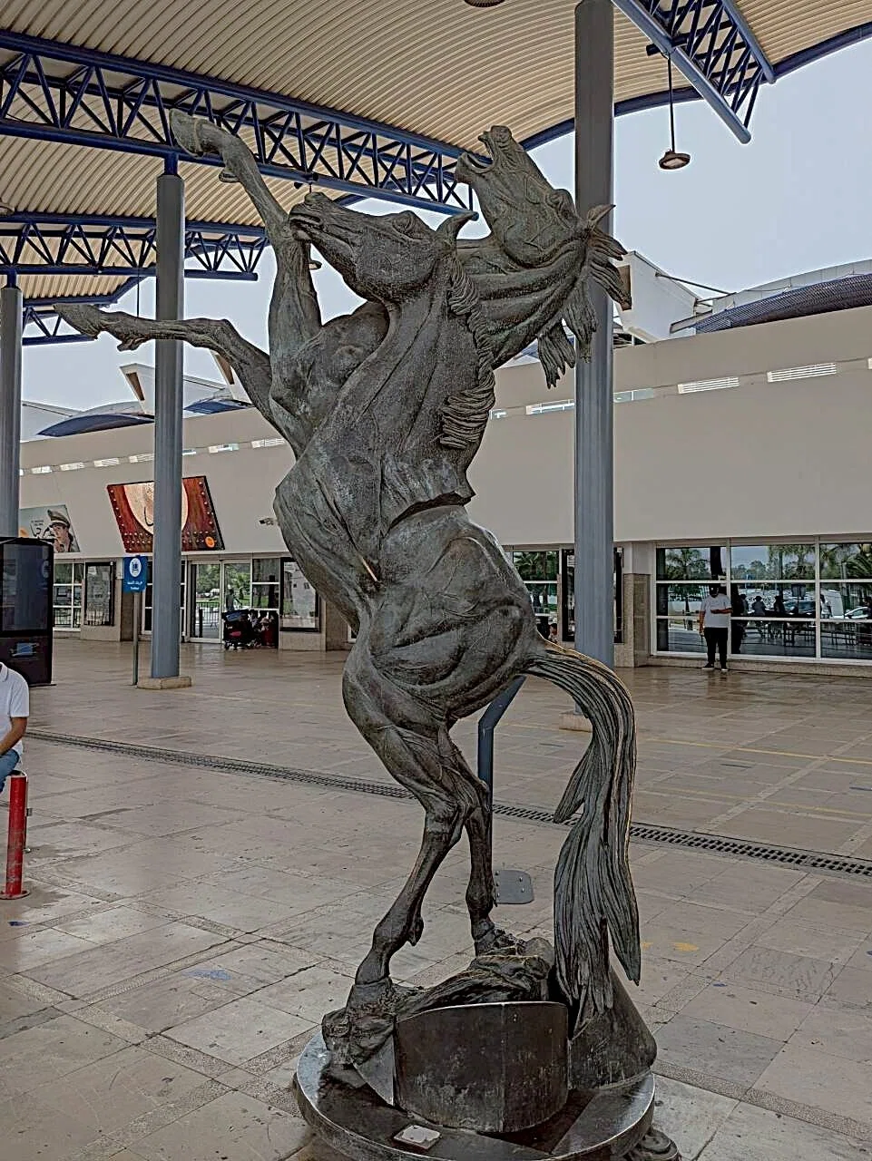 マラケシュ・メナラ空港の「躍動する馬像」ガイド｜ファンタジアの精神