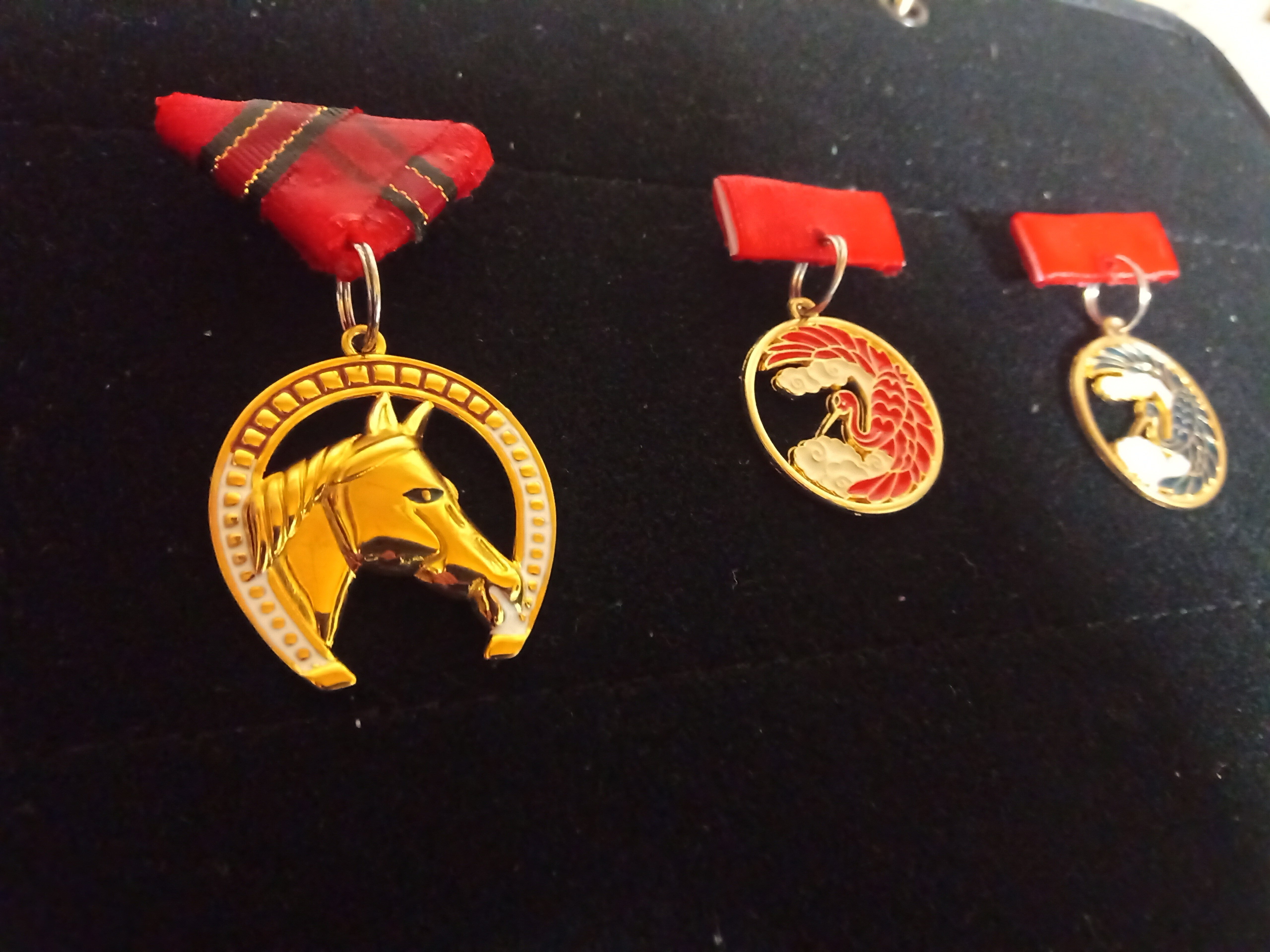 早速 買ったアクセサリーを改造して勲章型に｜COPAN