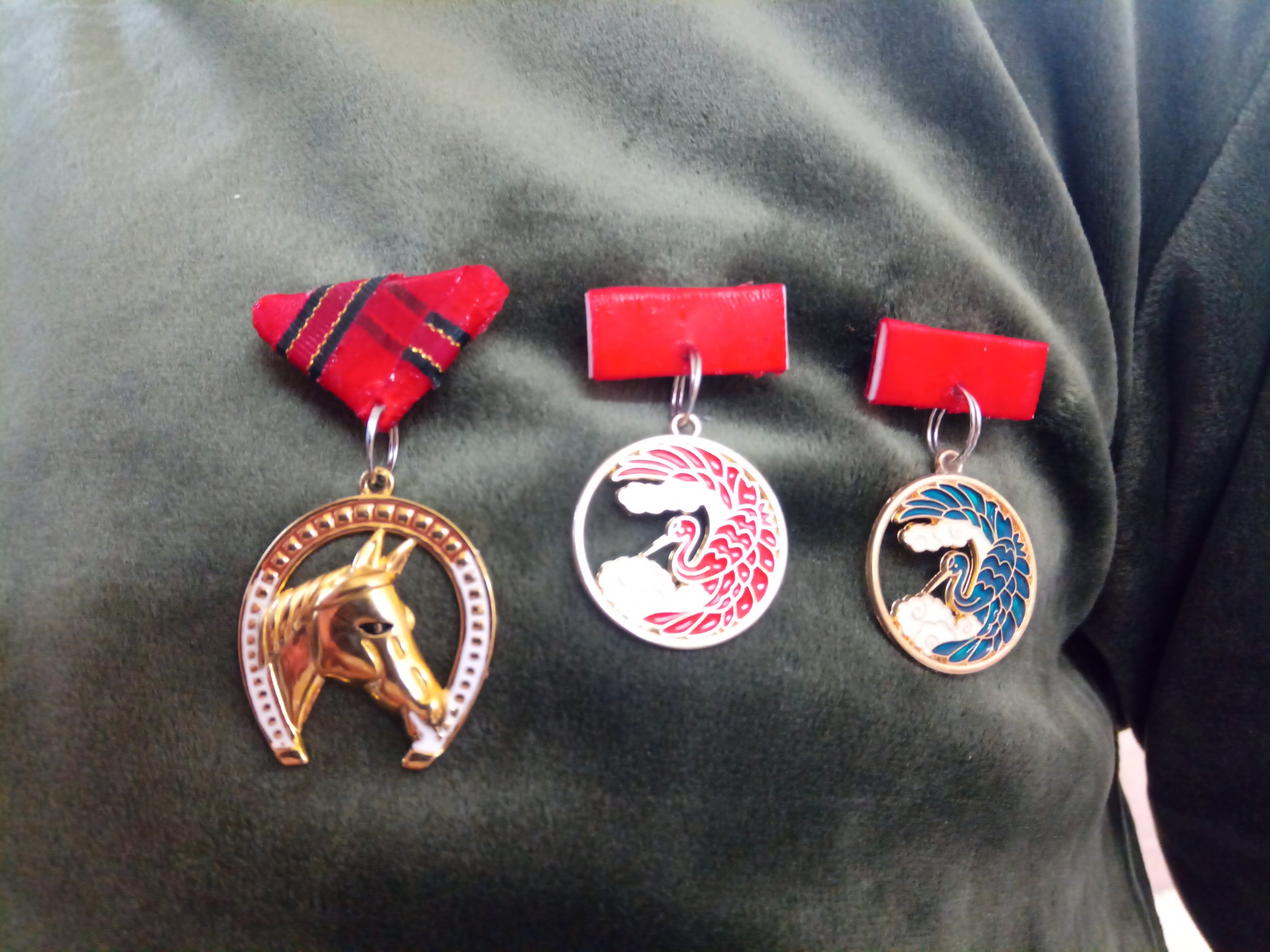 早速 買ったアクセサリーを改造して勲章型に｜COPAN