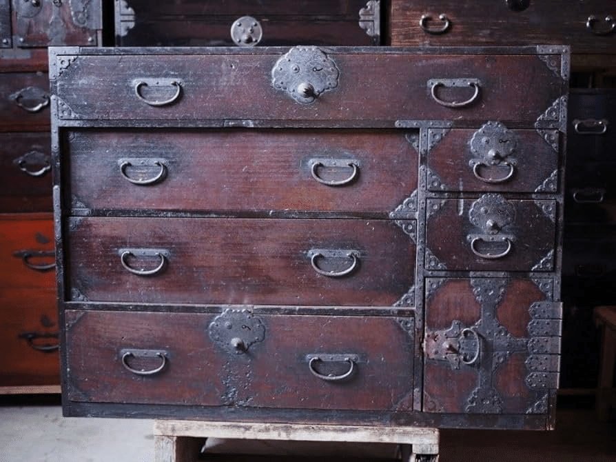 年季が入り過ぎた江戸時代の桐？箪笥 年季が入り過ぎた江戸時代の桐？箪笥 年季が入り過ぎた江戸