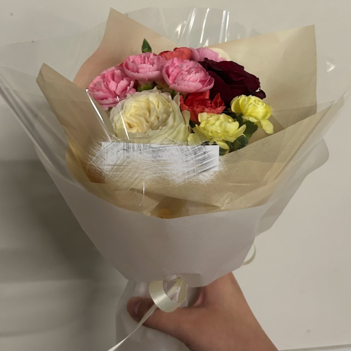 花束を手に 花束を贈って後悔したわたし。｜TANOSHIKA The piasu ♡