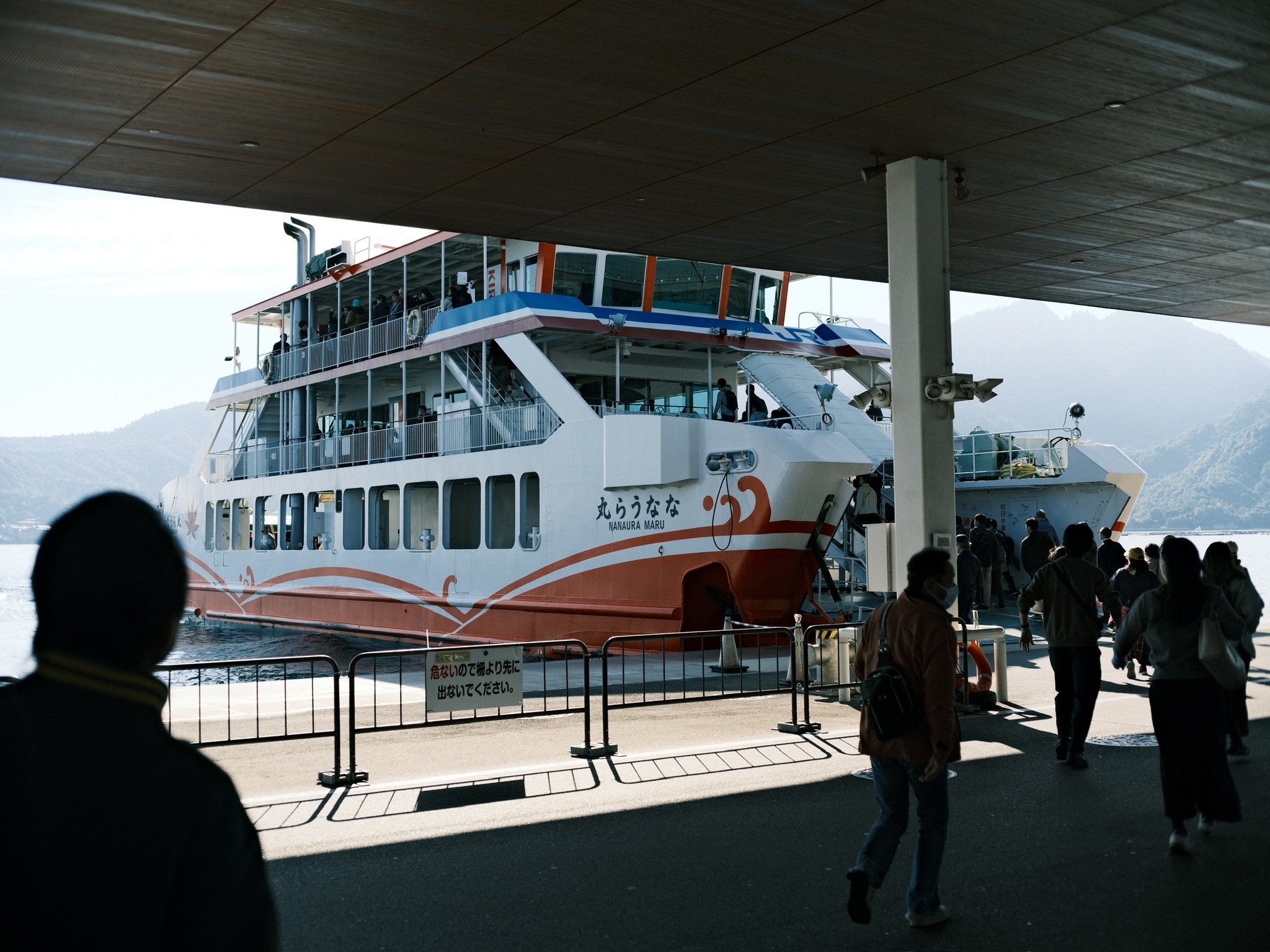 宮島 厳島神社の大鳥居付近、フェリーが浅瀬に乗り上げる…乗客おらずけが人