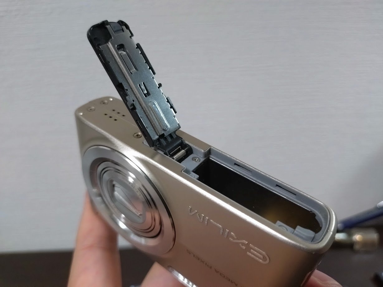 初めての「ジャンク品」購入。オールドコンデジを修理。2008年製 CASIO