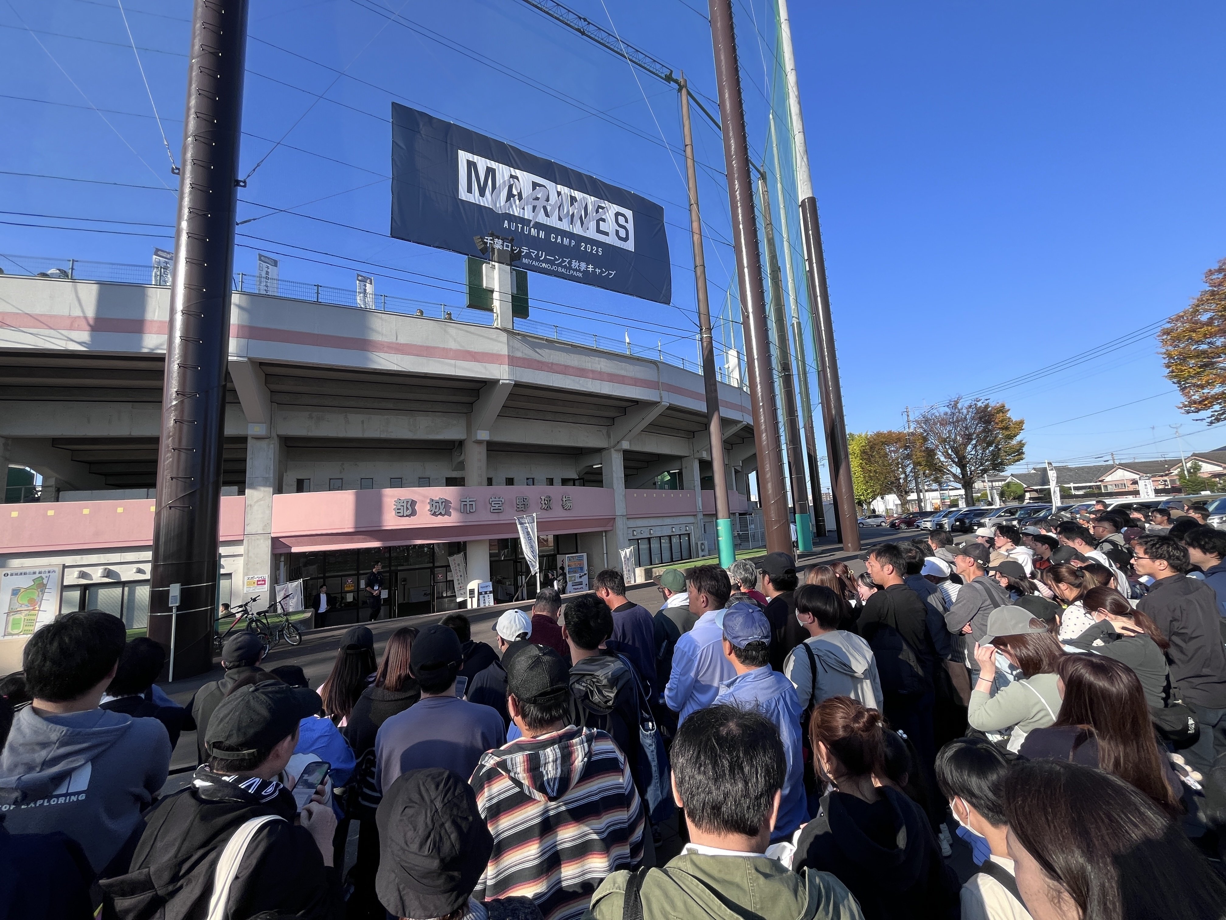 ぎゅうぎゅう押し寄せサイン会、やっとこさっとこゲットしたのは