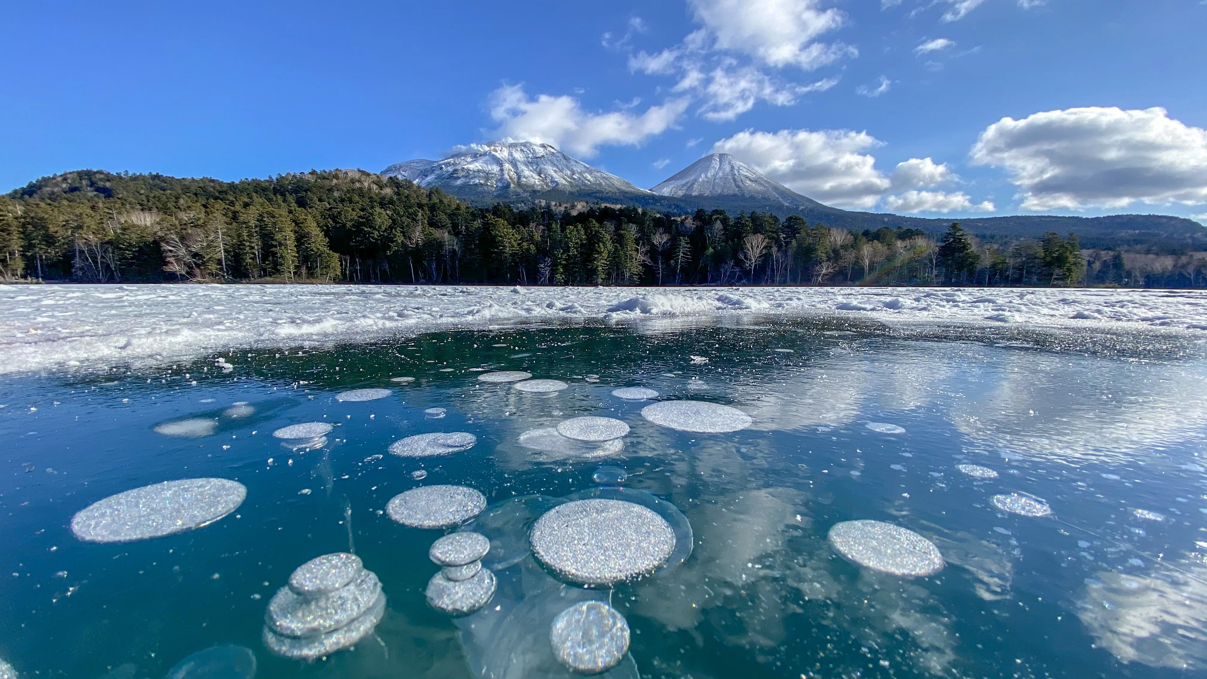 北海道・オンネトー】初冬だけにあらわれる、氷の中のアイスバブル