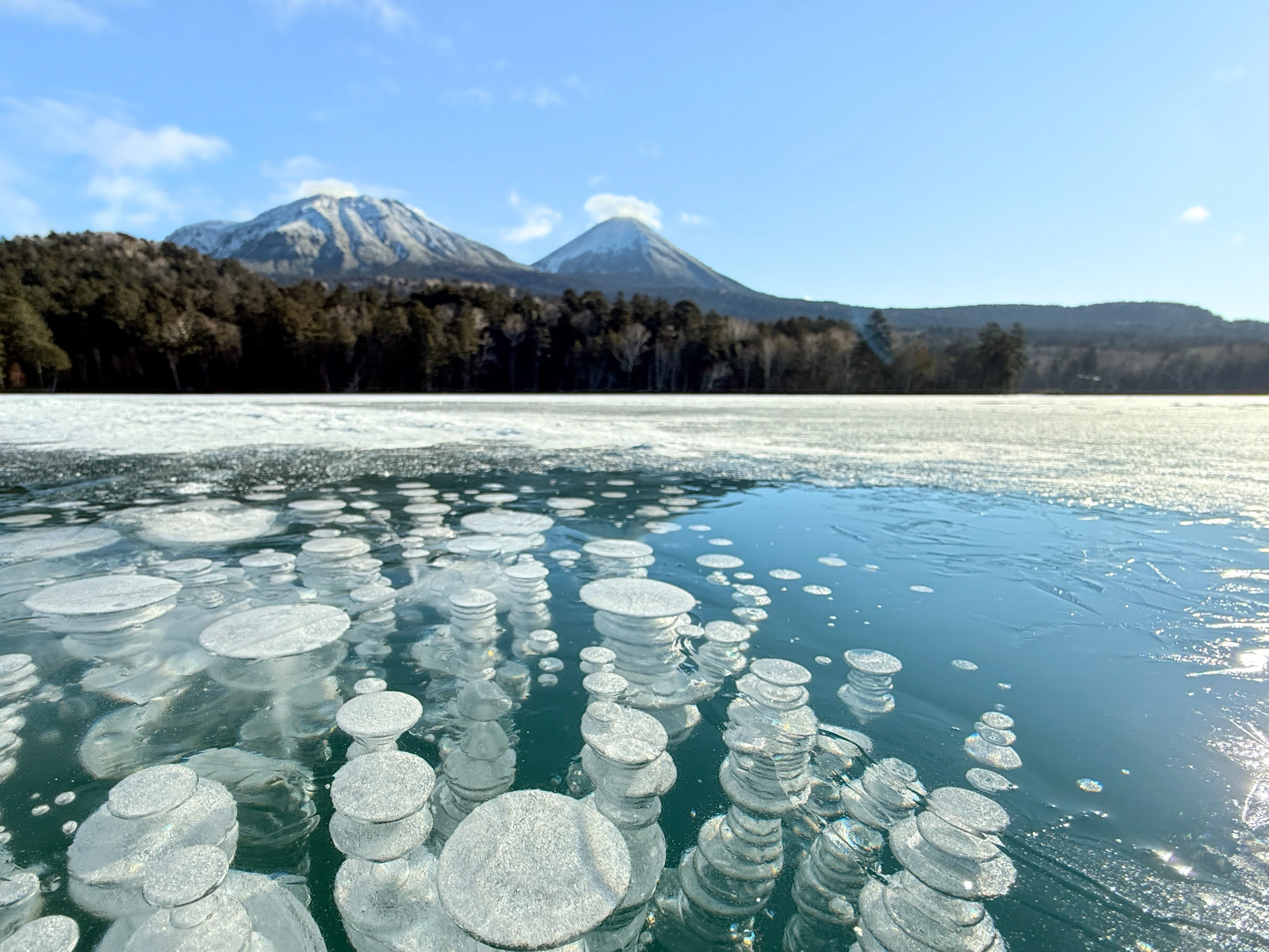 北海道・オンネトー】初冬だけにあらわれる、氷の中のアイスバブル