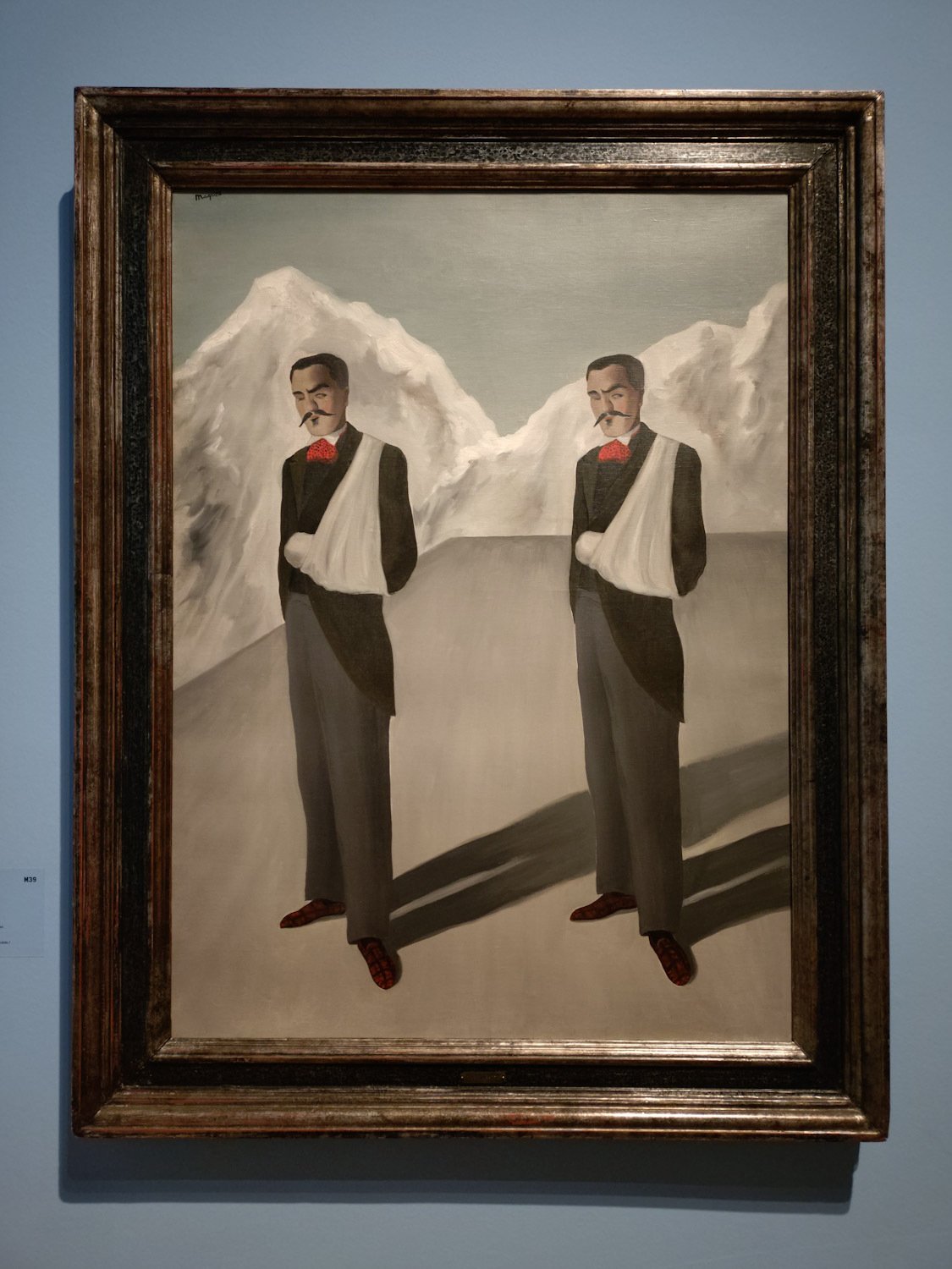 KMSKAのマグリット展：『Magritte: La ligne de vie』 – 現実の境界を