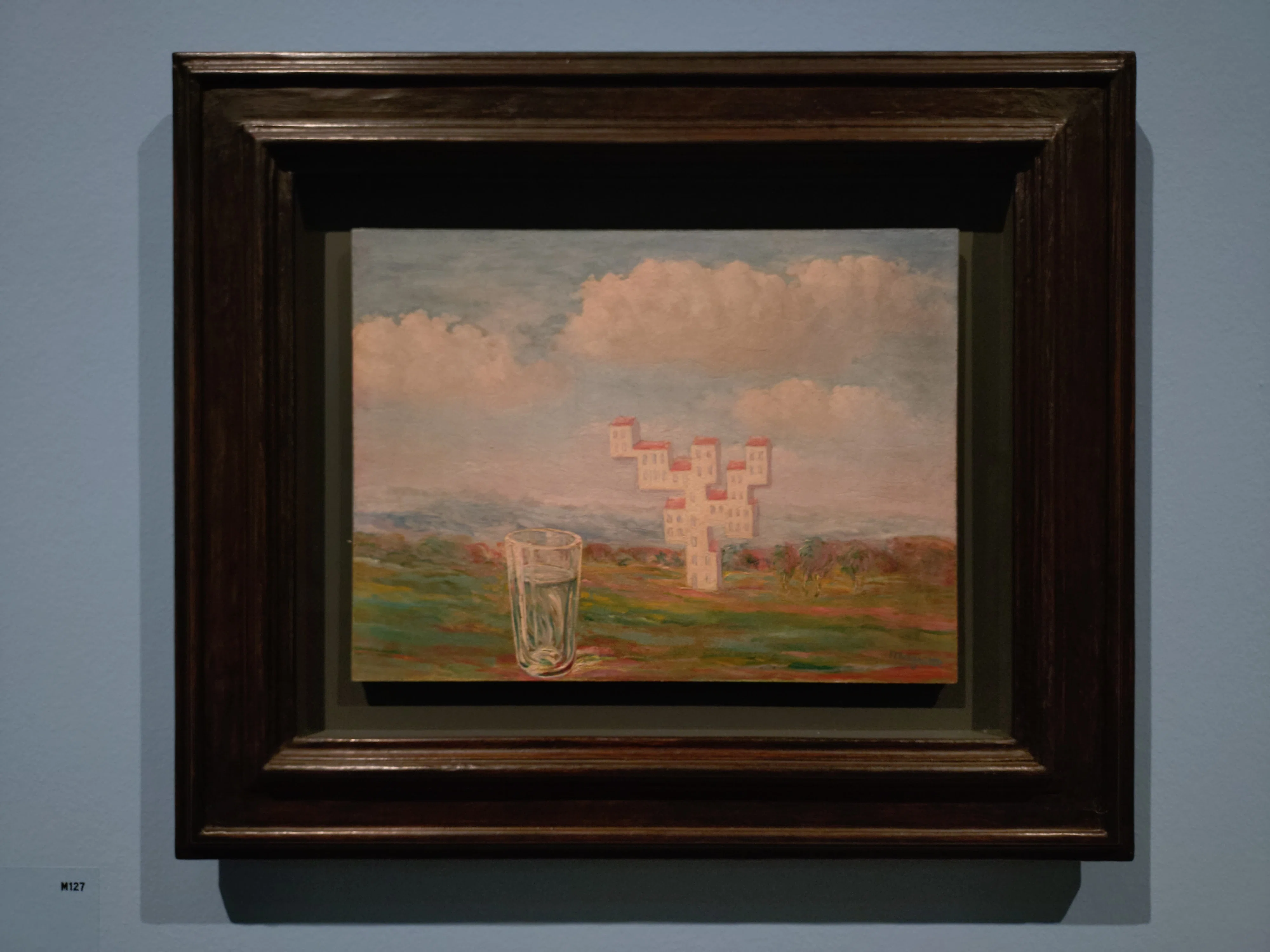 KMSKAのマグリット展：『Magritte: La ligne de vie』 – 現実の境界を
