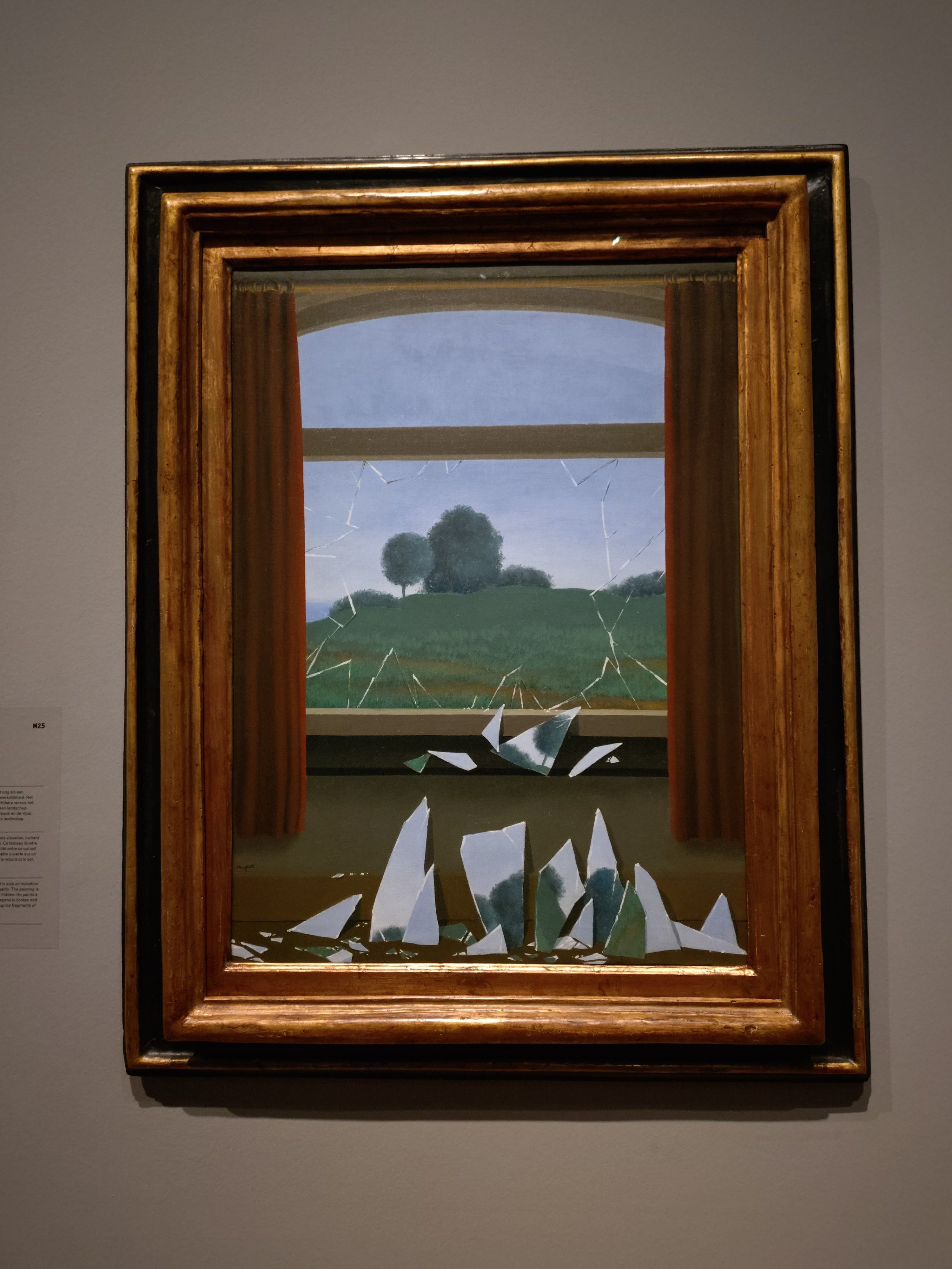 KMSKAのマグリット展：『Magritte: La ligne de vie』 – 現実の境界を