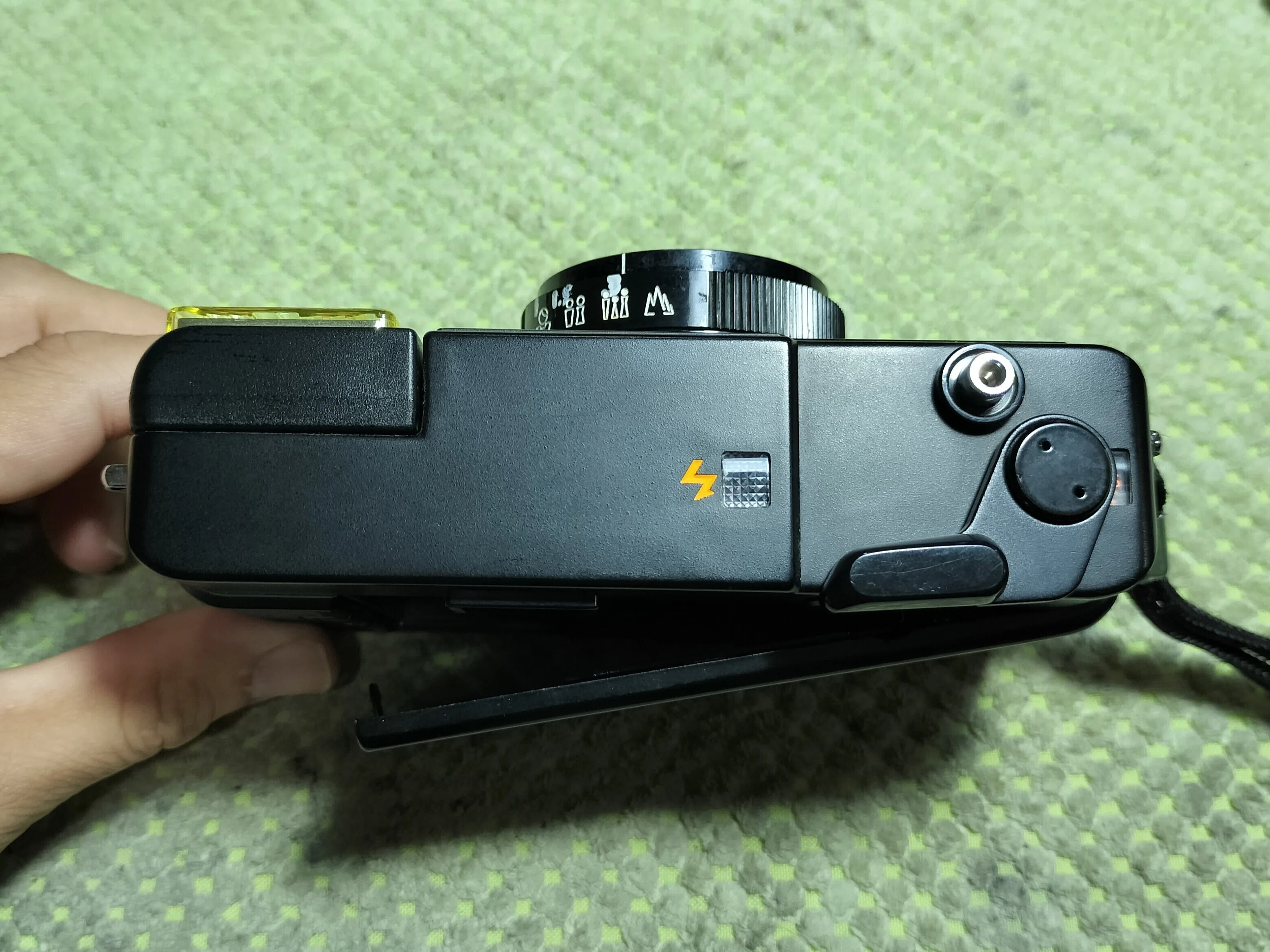 Rollei Flash 35の分解｜フィルムカメラ修理のアクアカメラ